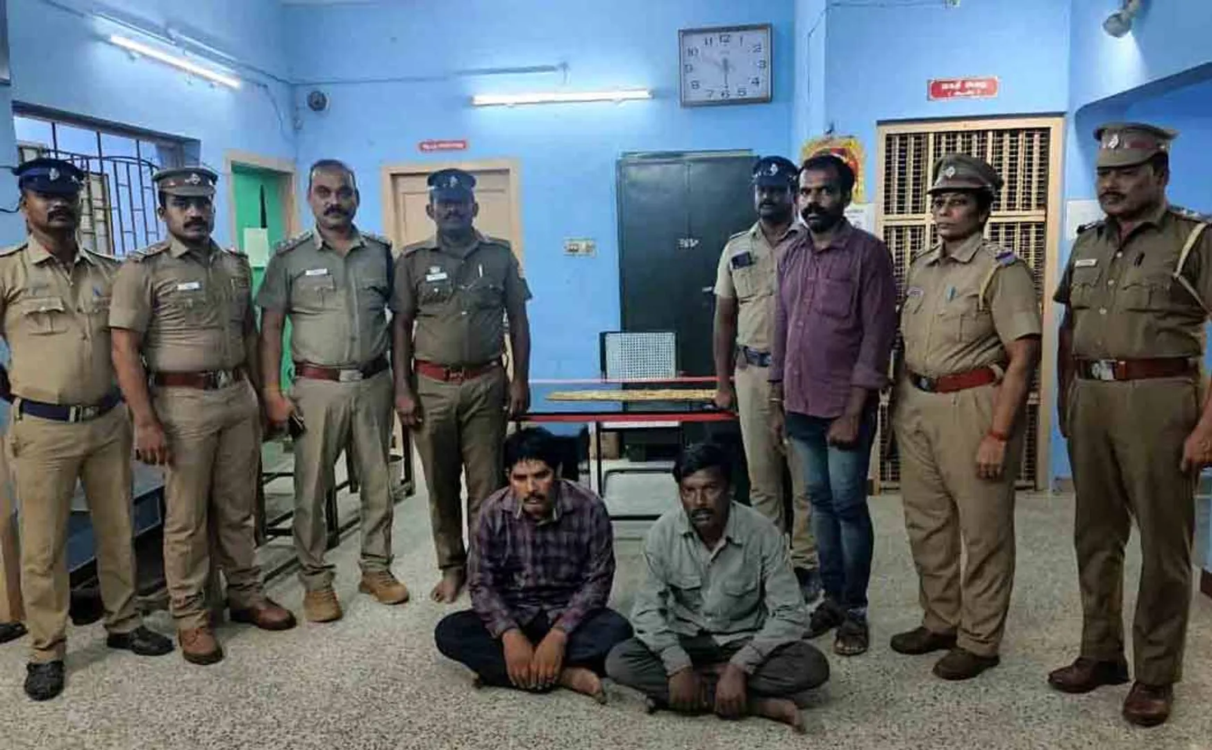 Foreign gangs exchange fake jewelry with businessman