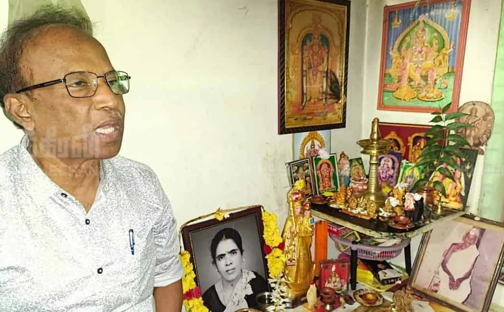After 68 years,  retired IAS visited his 93-year-old teacher and fell at his feet