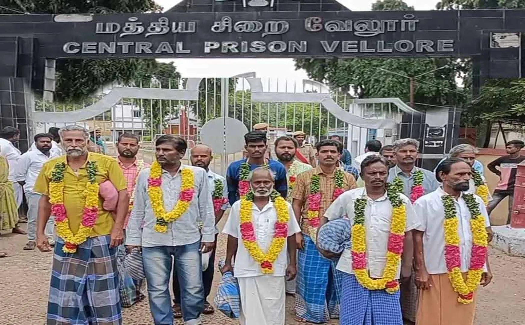 Social workers welcomed the bailed farmers with garlands