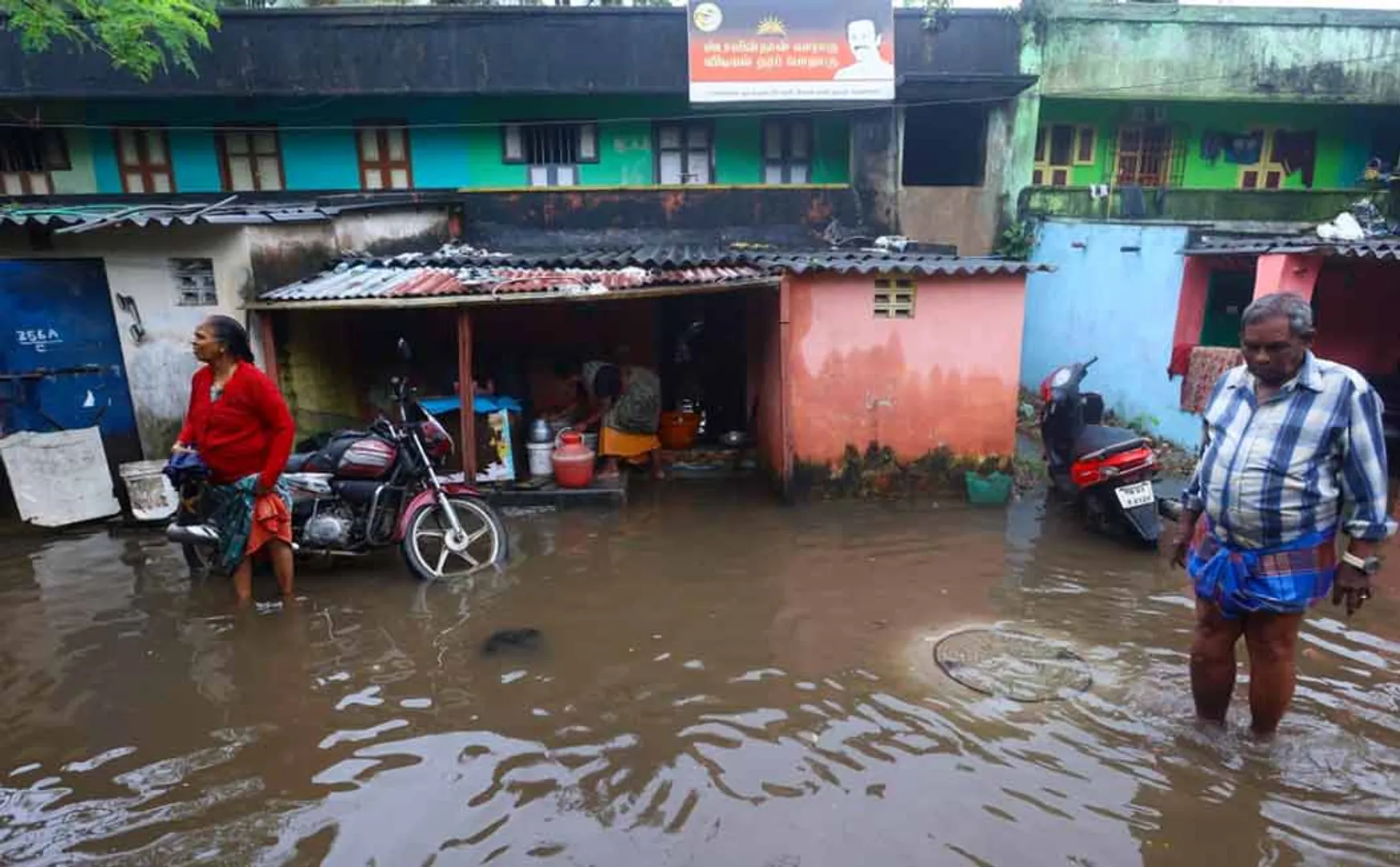 Civilians suffer due to early morning rains (Pictures)