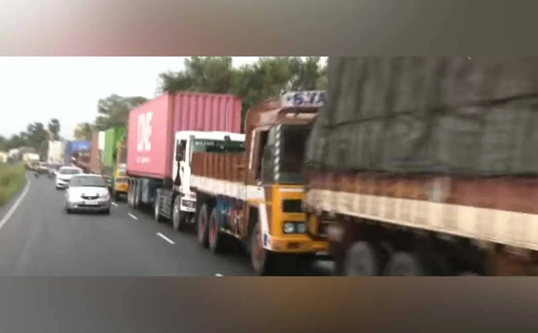 Traffic stopped on the Coimbatore-Salem National Highway