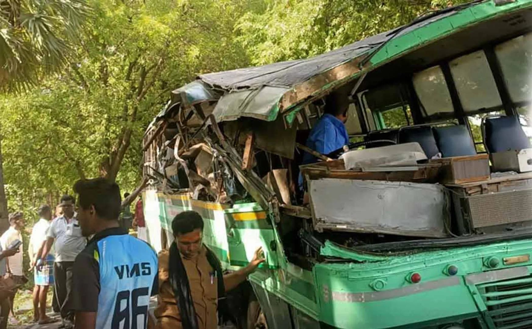 driver lost control of the bus and crashed into a tamarind tree