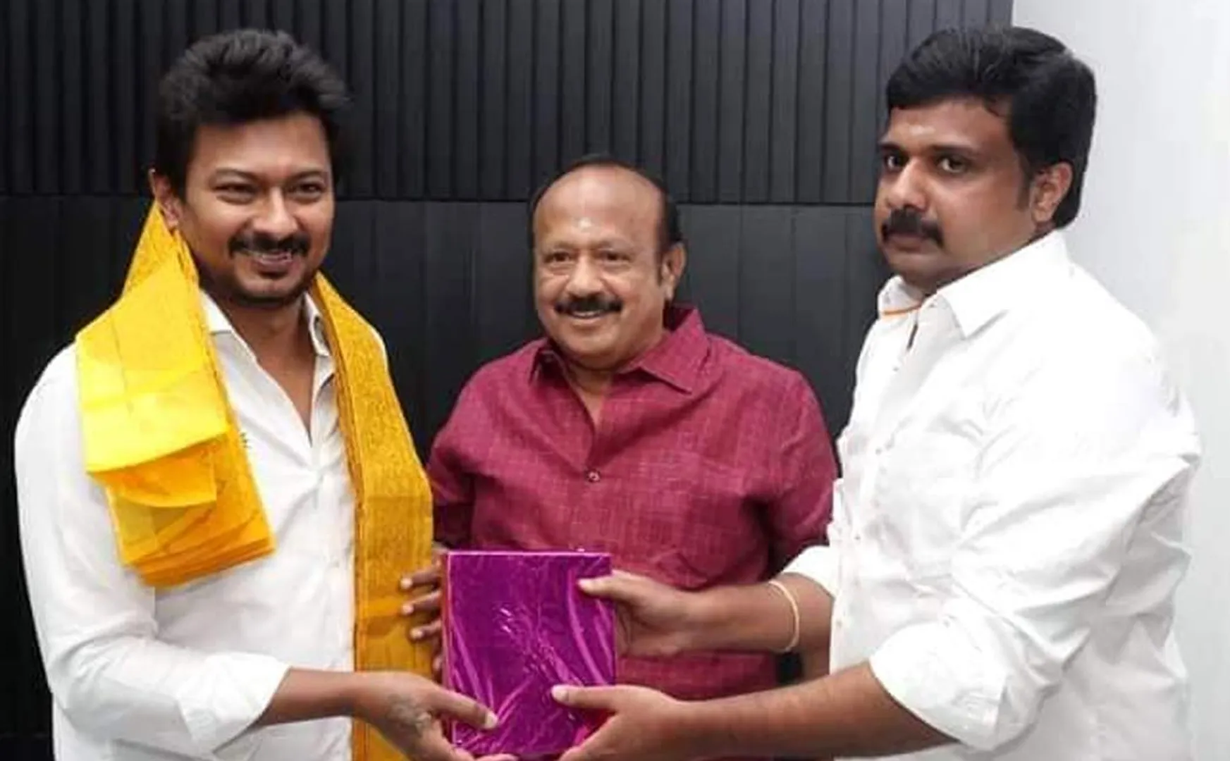  MRK Panneerselvam personally met and congratulated Minister Udhayanidhi