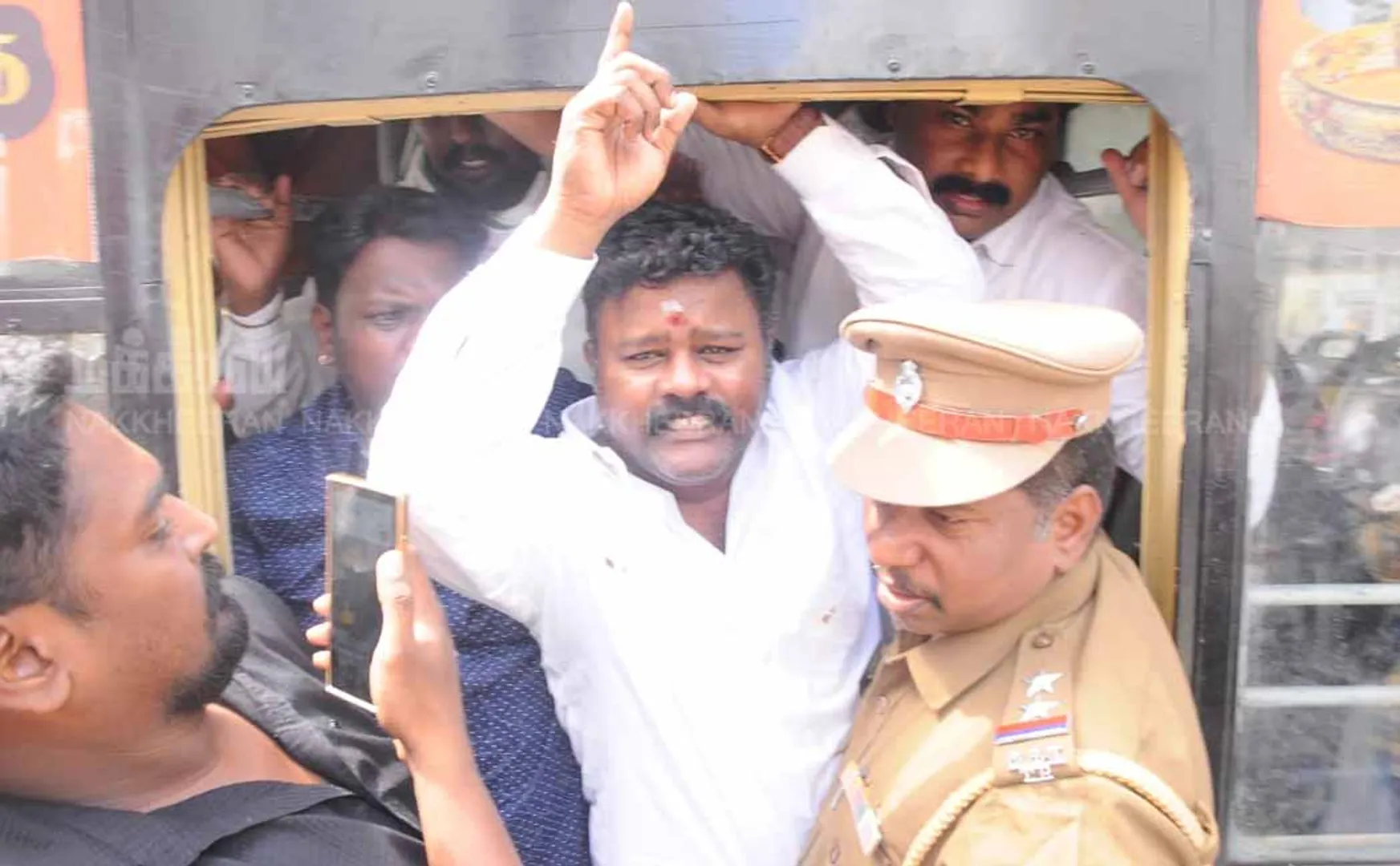 Congressmen besieged Khushbu's house