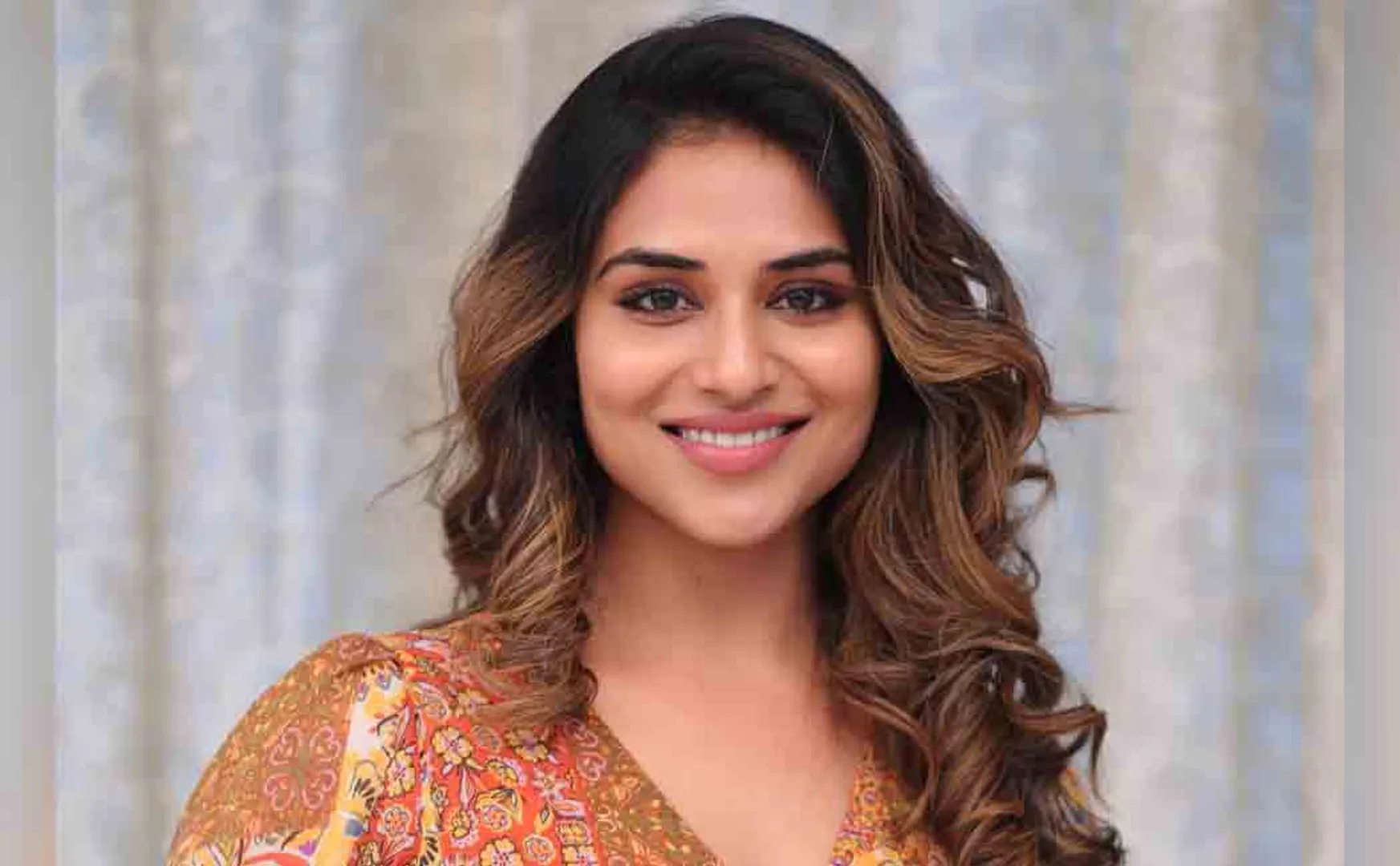  indhuja exclusive stills