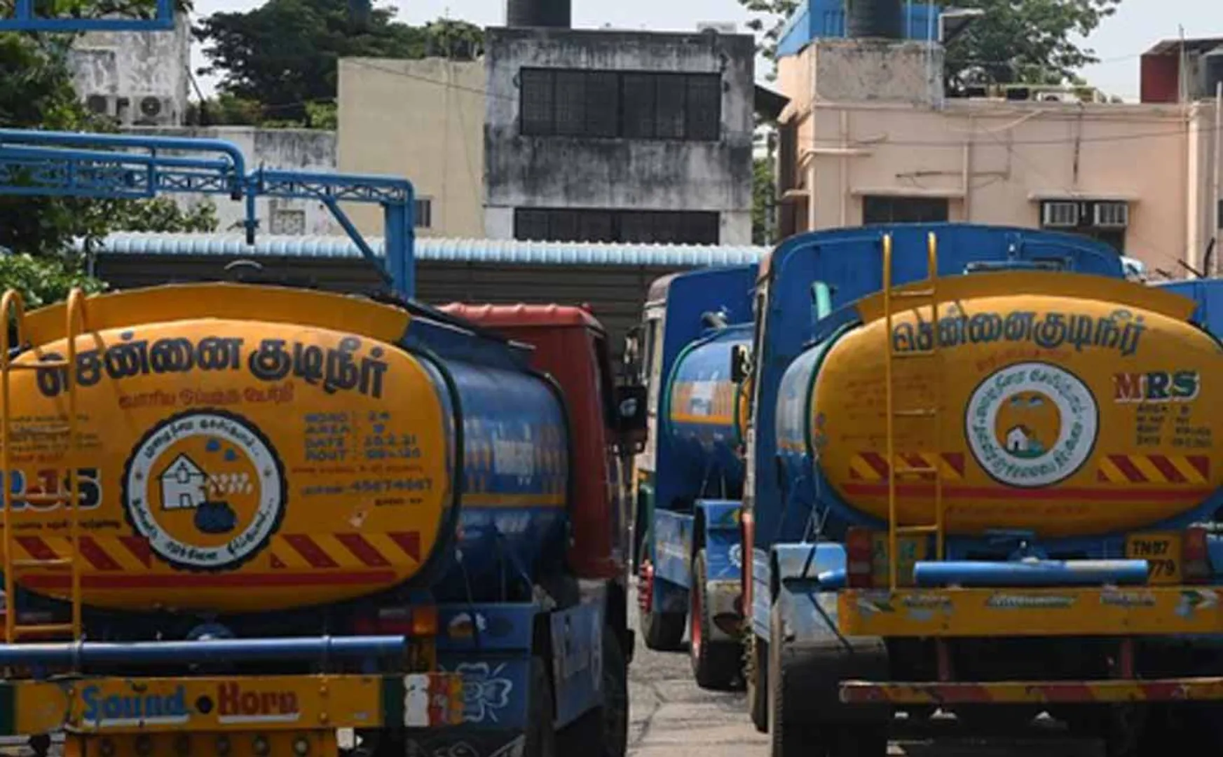 Supply of drinking water through trucks in Chennai; Notification of helpline numbers