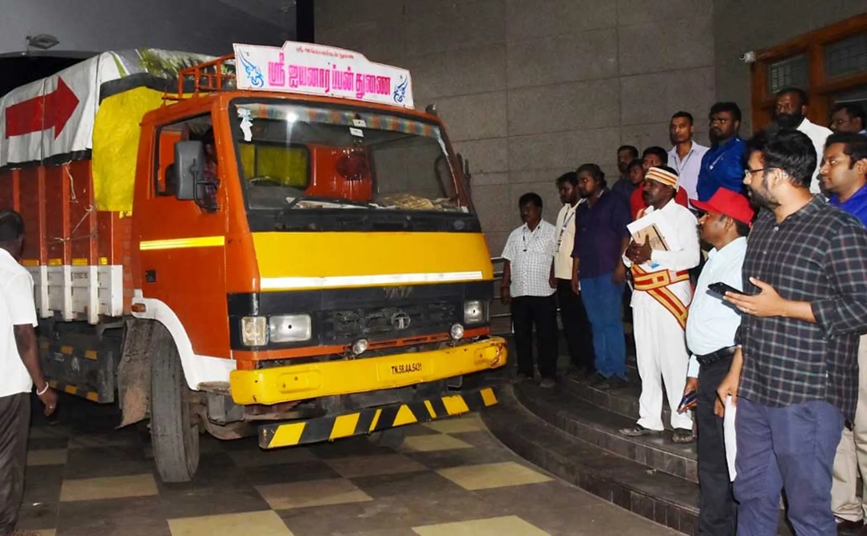 Sending boat, food and clothes from Cuddalore district to Chennai people