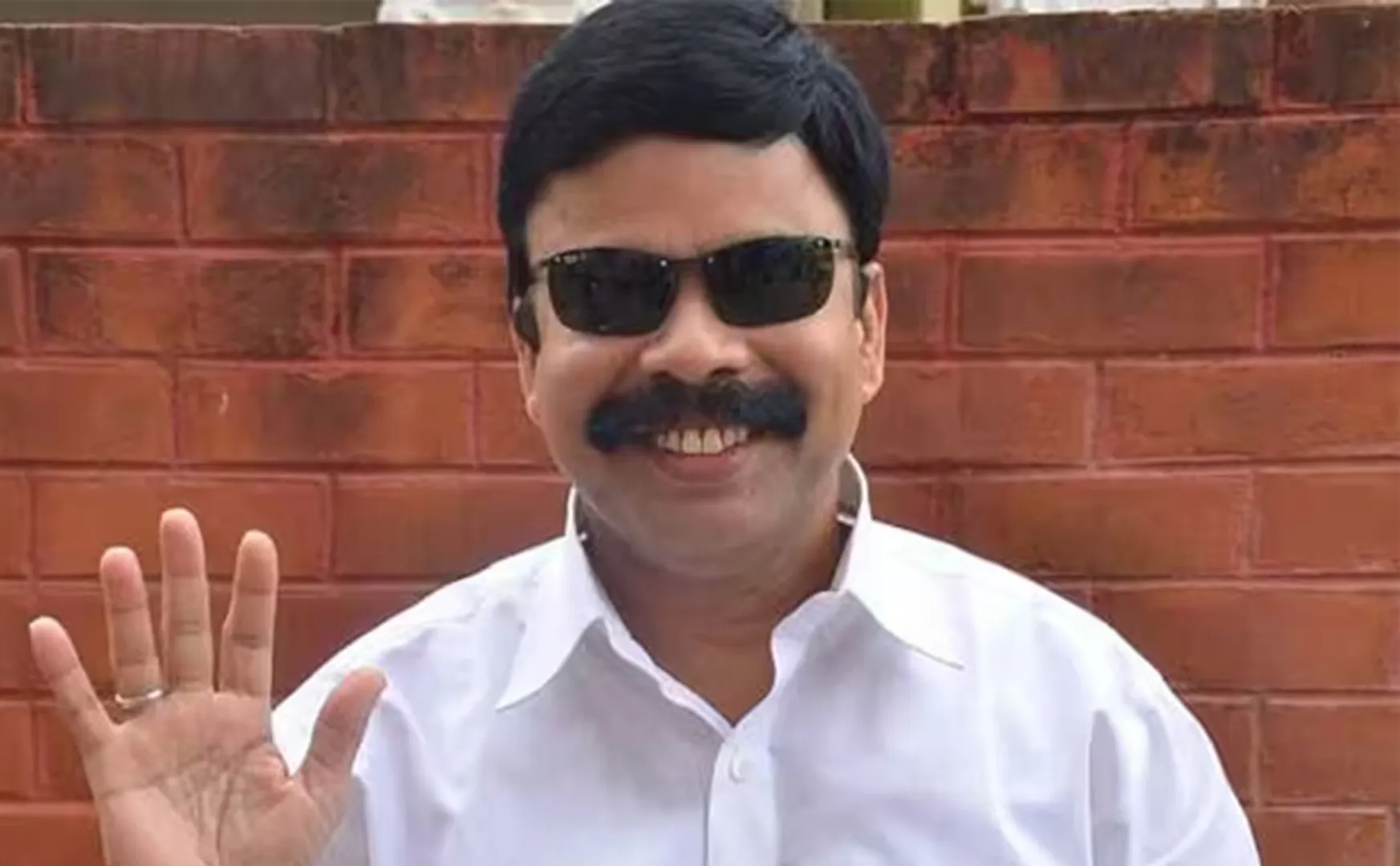 Warrant for Power Star Srinivasan in check fraud case