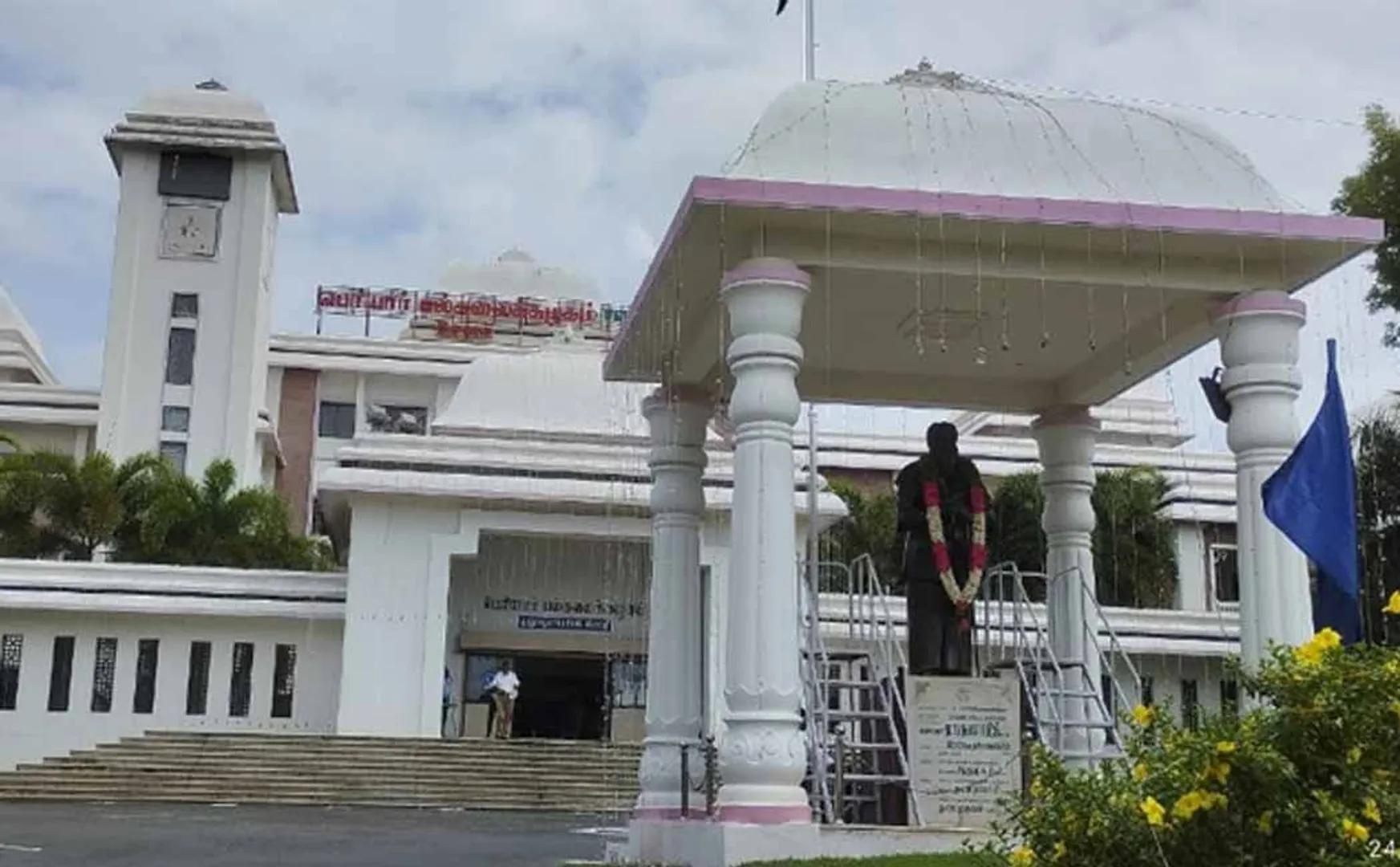 Vice-Chancellor  action due to Salem Periyar University teachers being late
