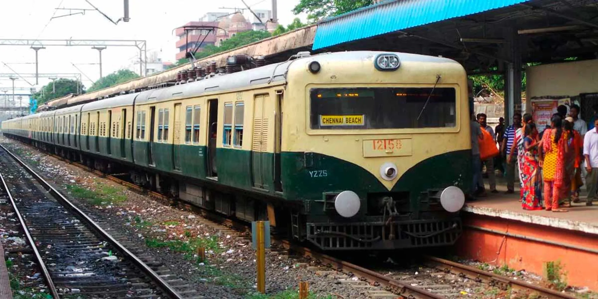 Rail cracks; Passengers suffer