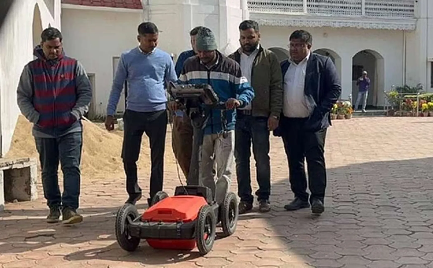 Can money be stashed under Congress MP's house? and Testing with modern equipment 