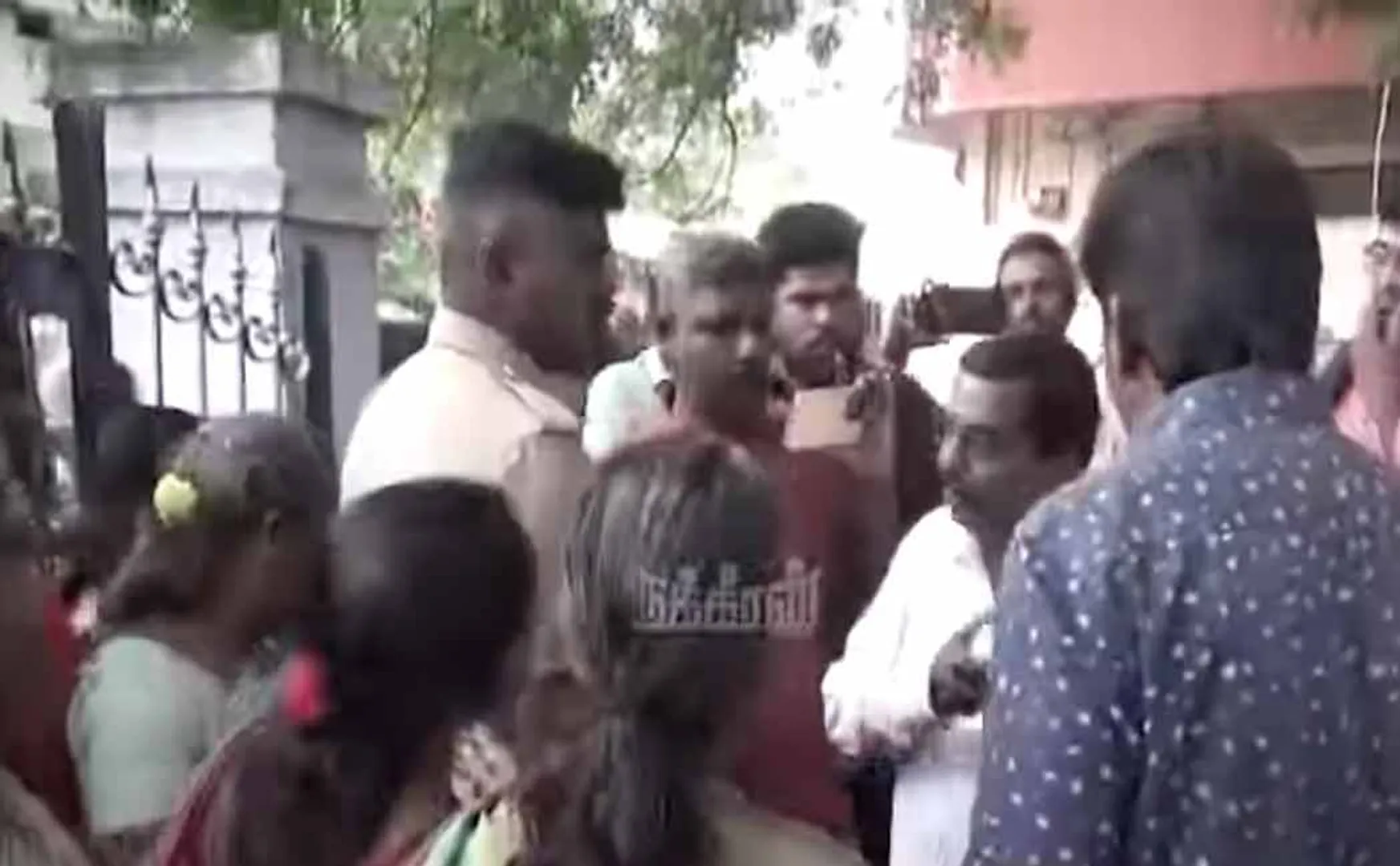 public stopped the officials who came to take the idol from the Kangayam temple