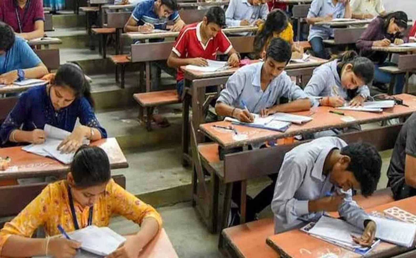 Notification of holidays to educational institutions; Postponement of exams
