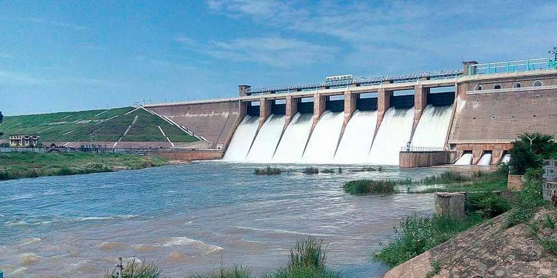 Southern districts gripped by heavy rain; Status of dams