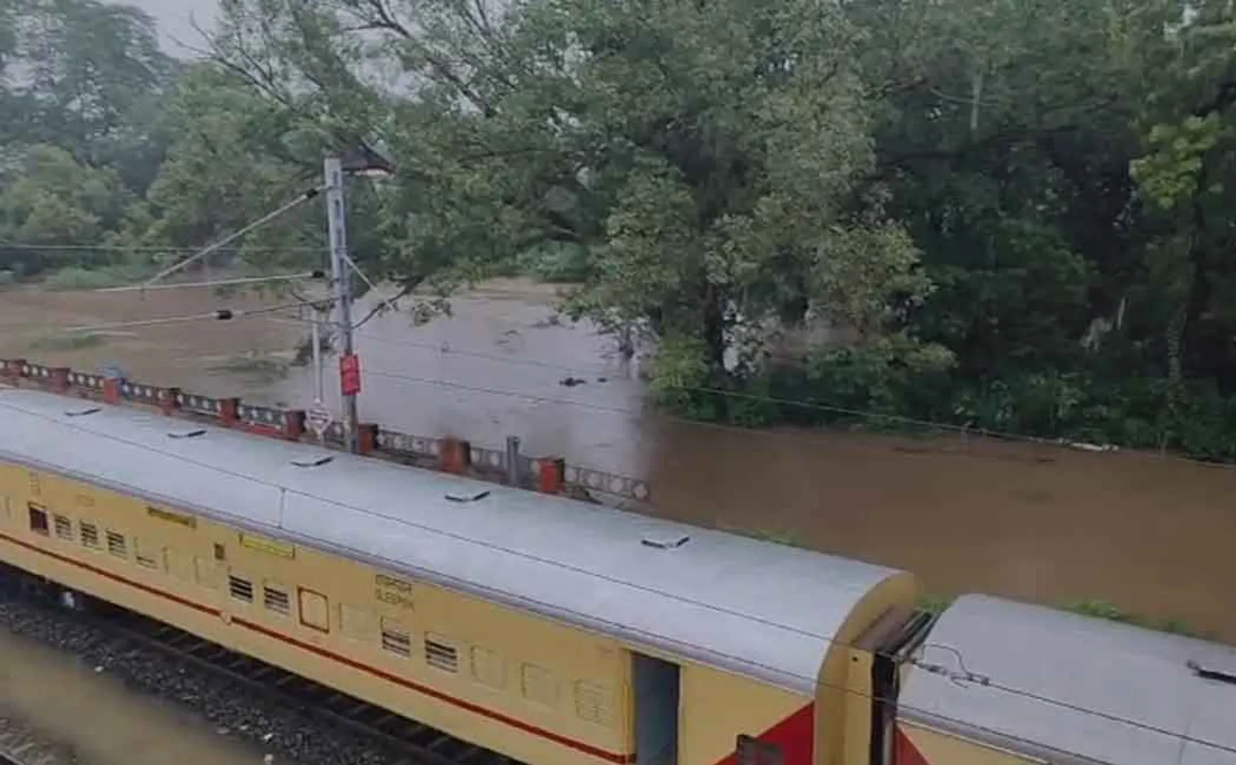 Rescue of stranded train passengers for 3 days