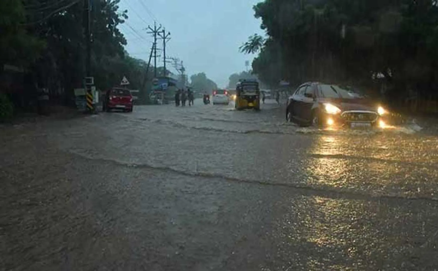 Floodwaters surround southern districts
