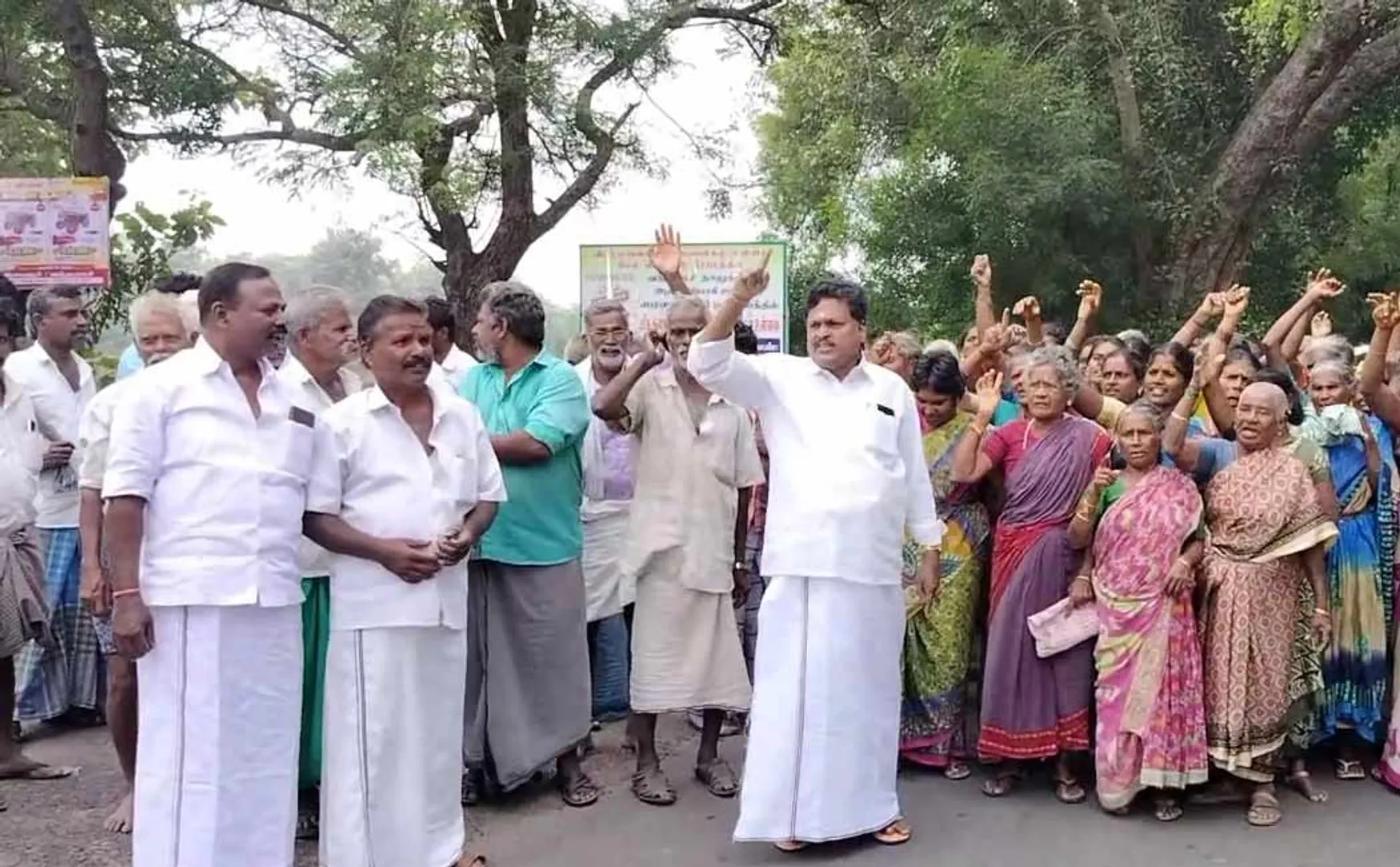 Ex-MLA struggle  to start the bus stopped near Tiruvannamalai