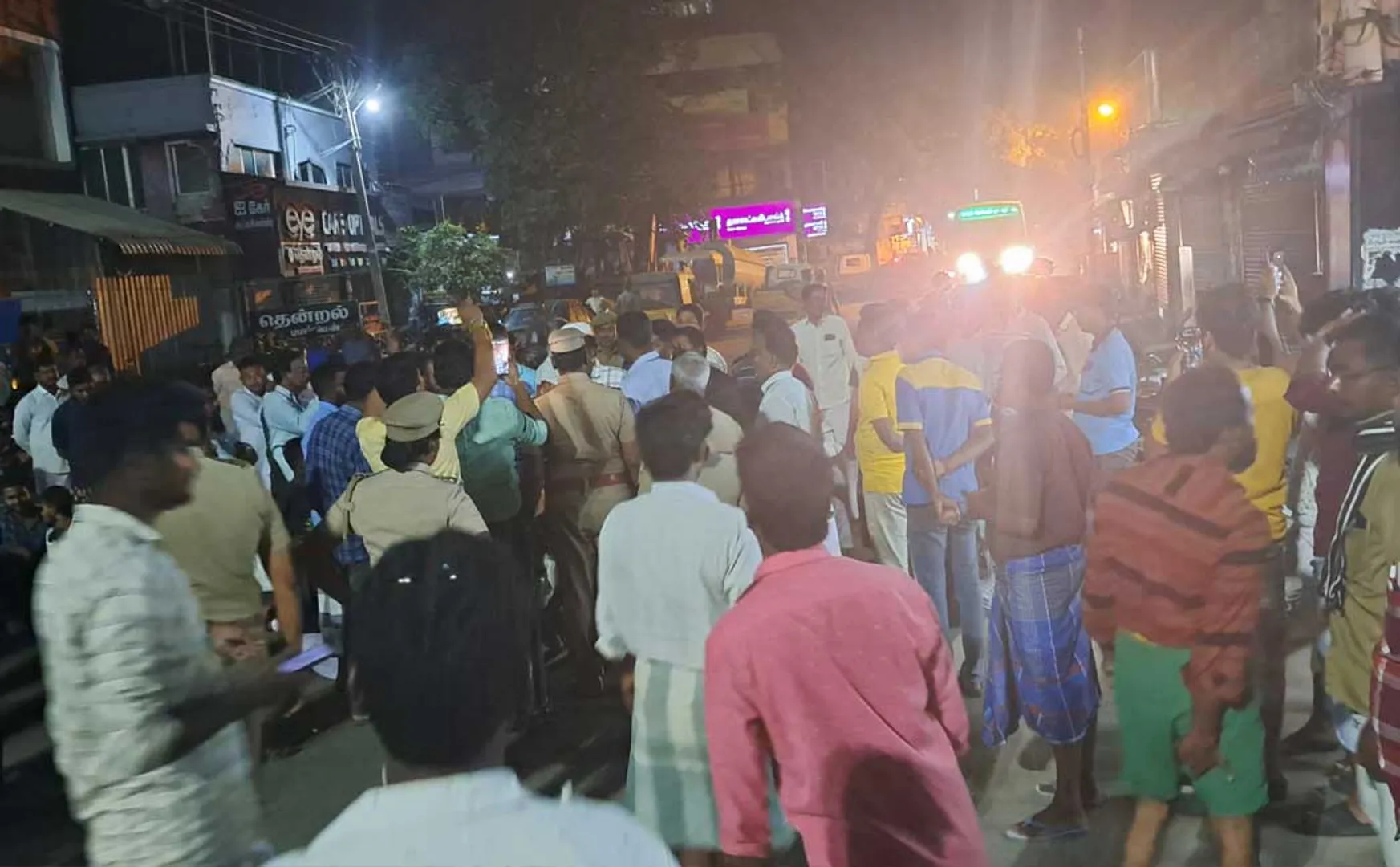 girl relatives protest against the couple who got married for love