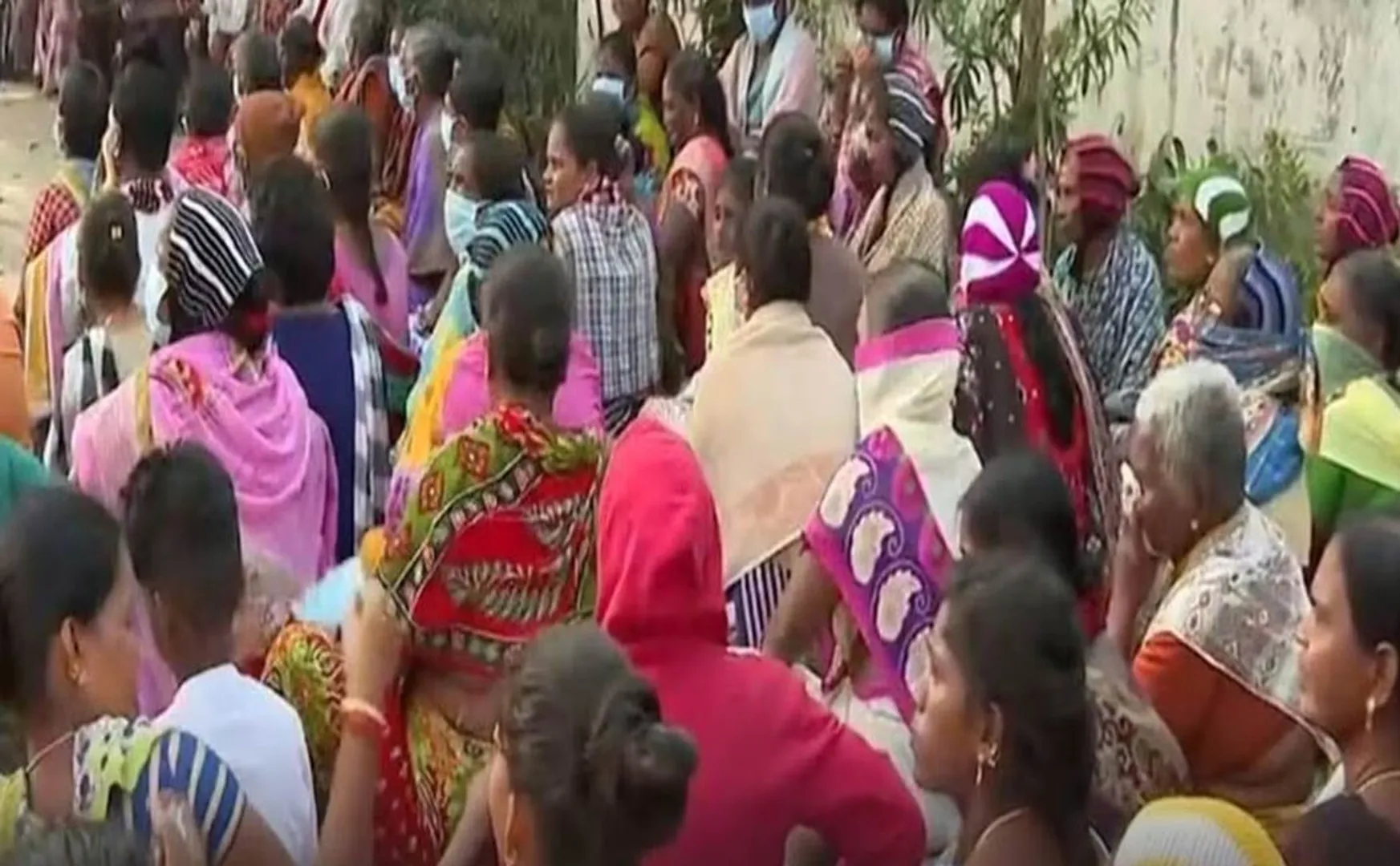 Ammonia gas mixed with air; Public protest by laying siege to the factory