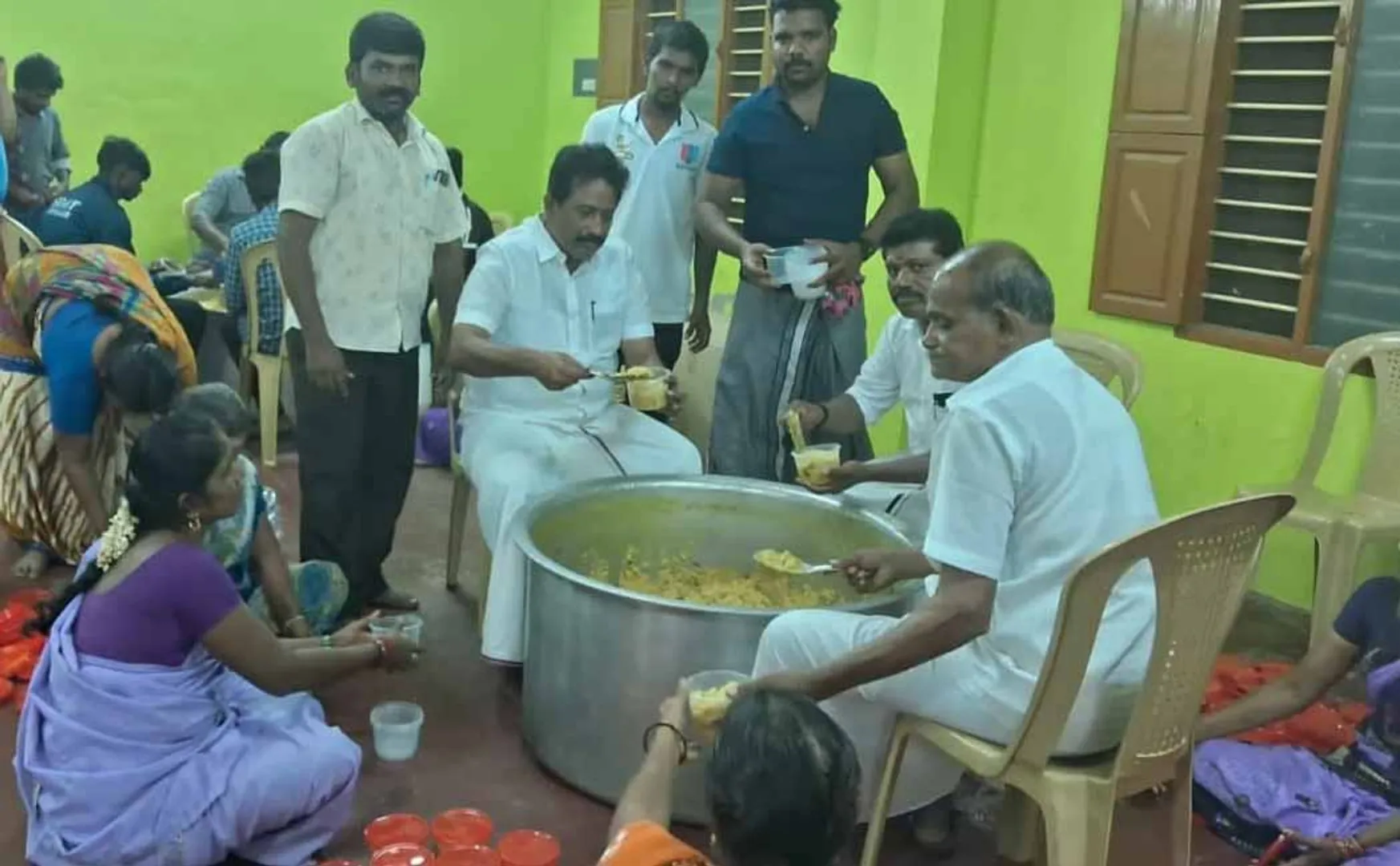 Rajapalayam MLA sending food to Tuticorin people! - DMK administrators who helped!