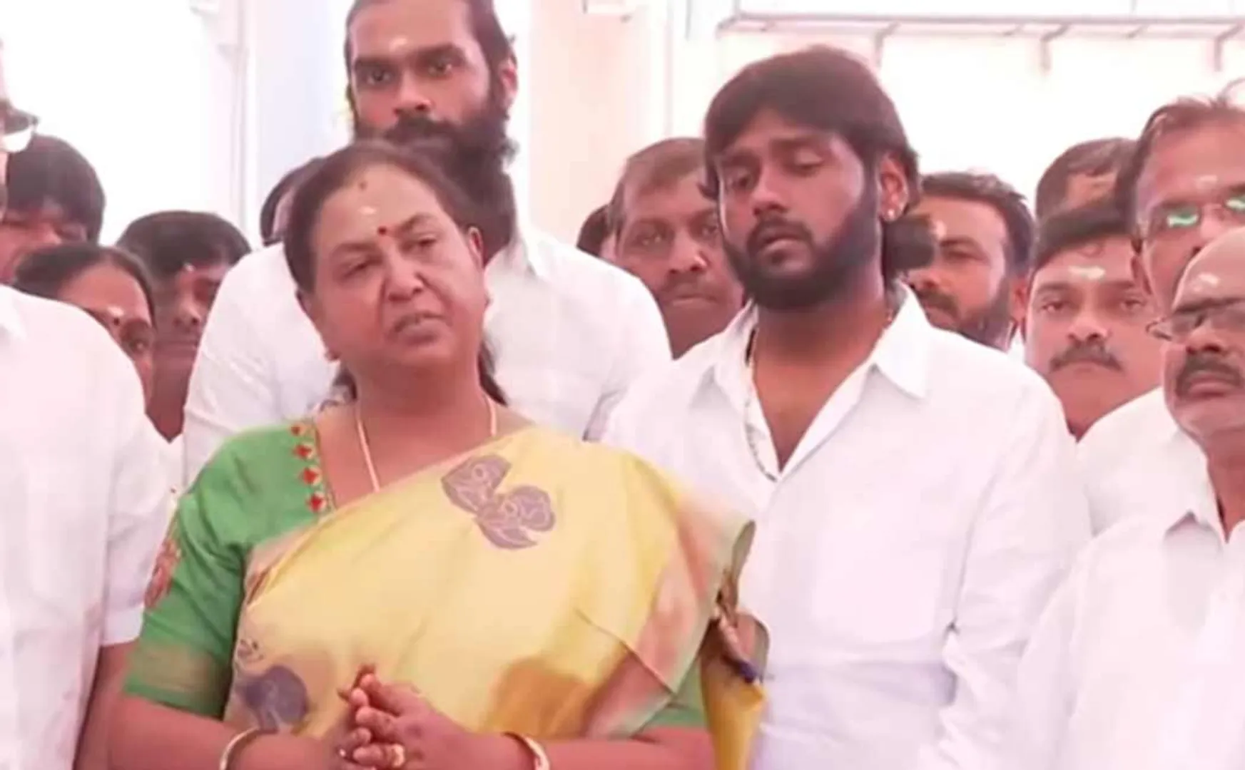 Premalatha demands that  govt set up a Mani Mandapam in a public place for Vijayakanth