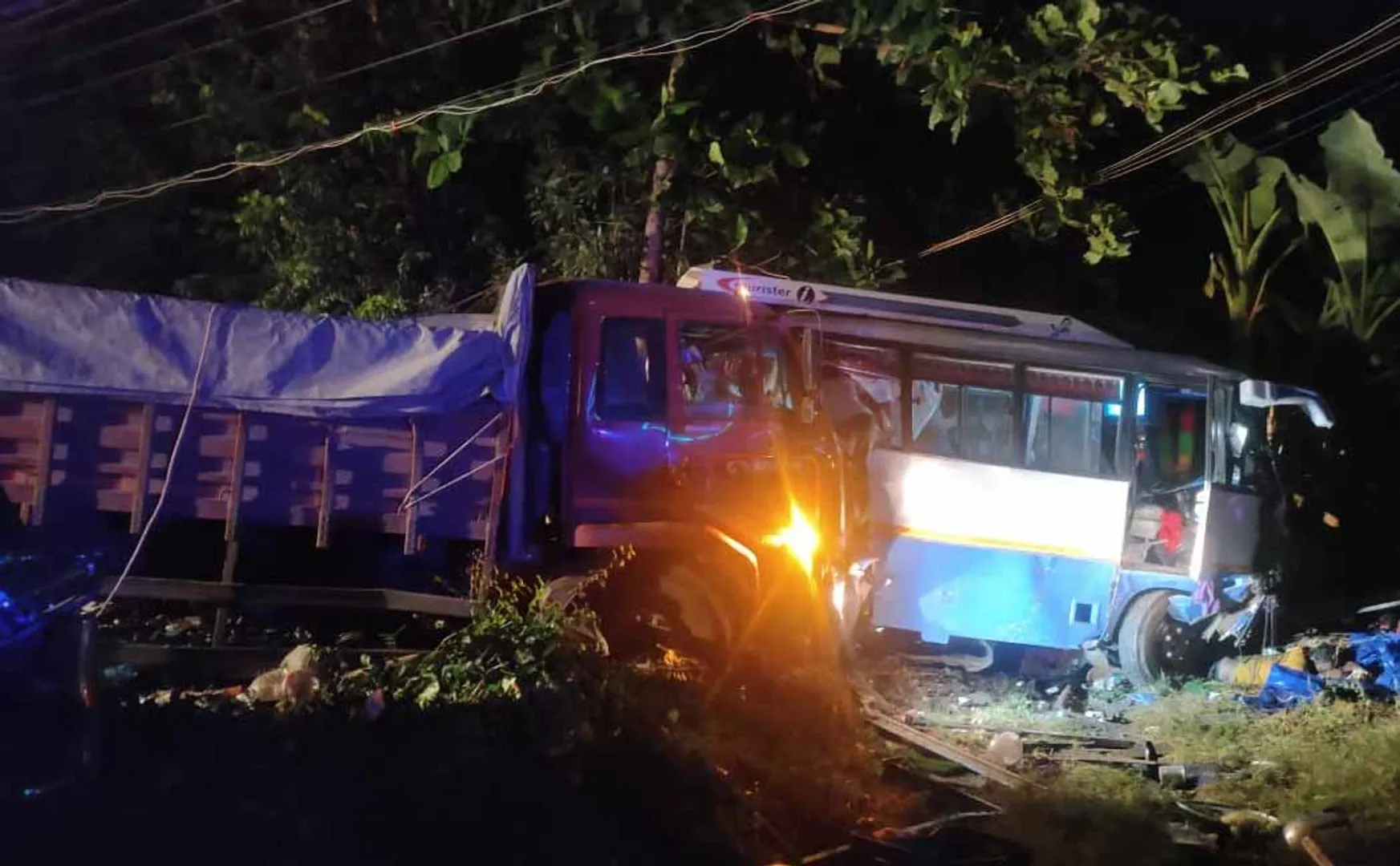 5 devotees passes away in puthukottai lorry accident 