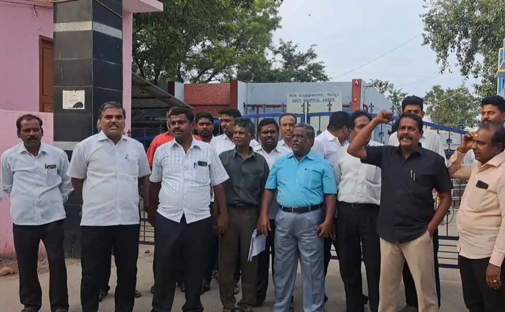 Not providing proper medicine.. Lawyers struggle in front of government hospital