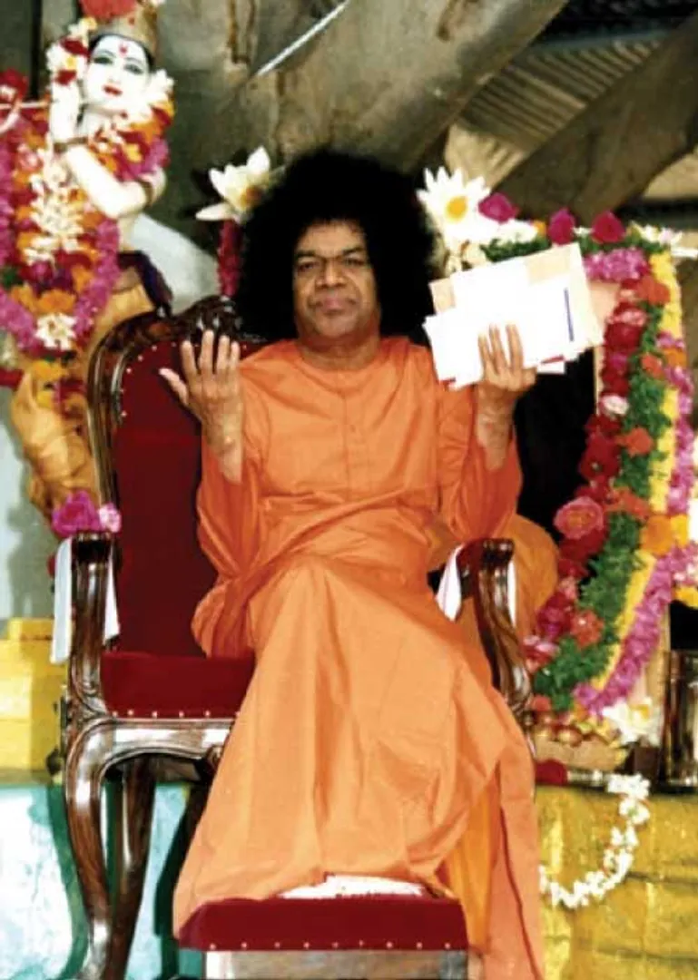 /idhalgal/om/sathya-sai-baba-performs-miracles