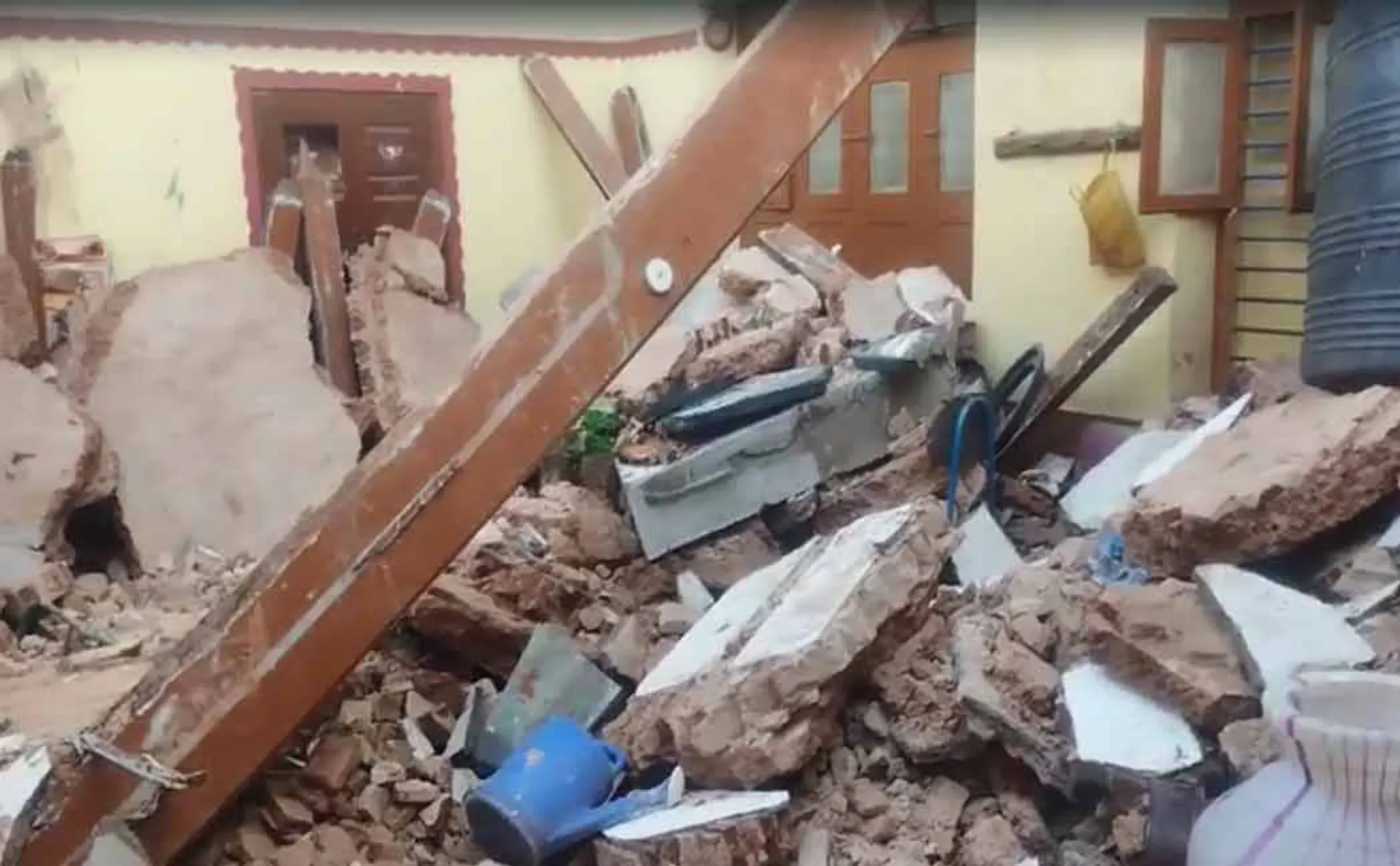  Roof collapse incident; 4 people including 2 girls issue
