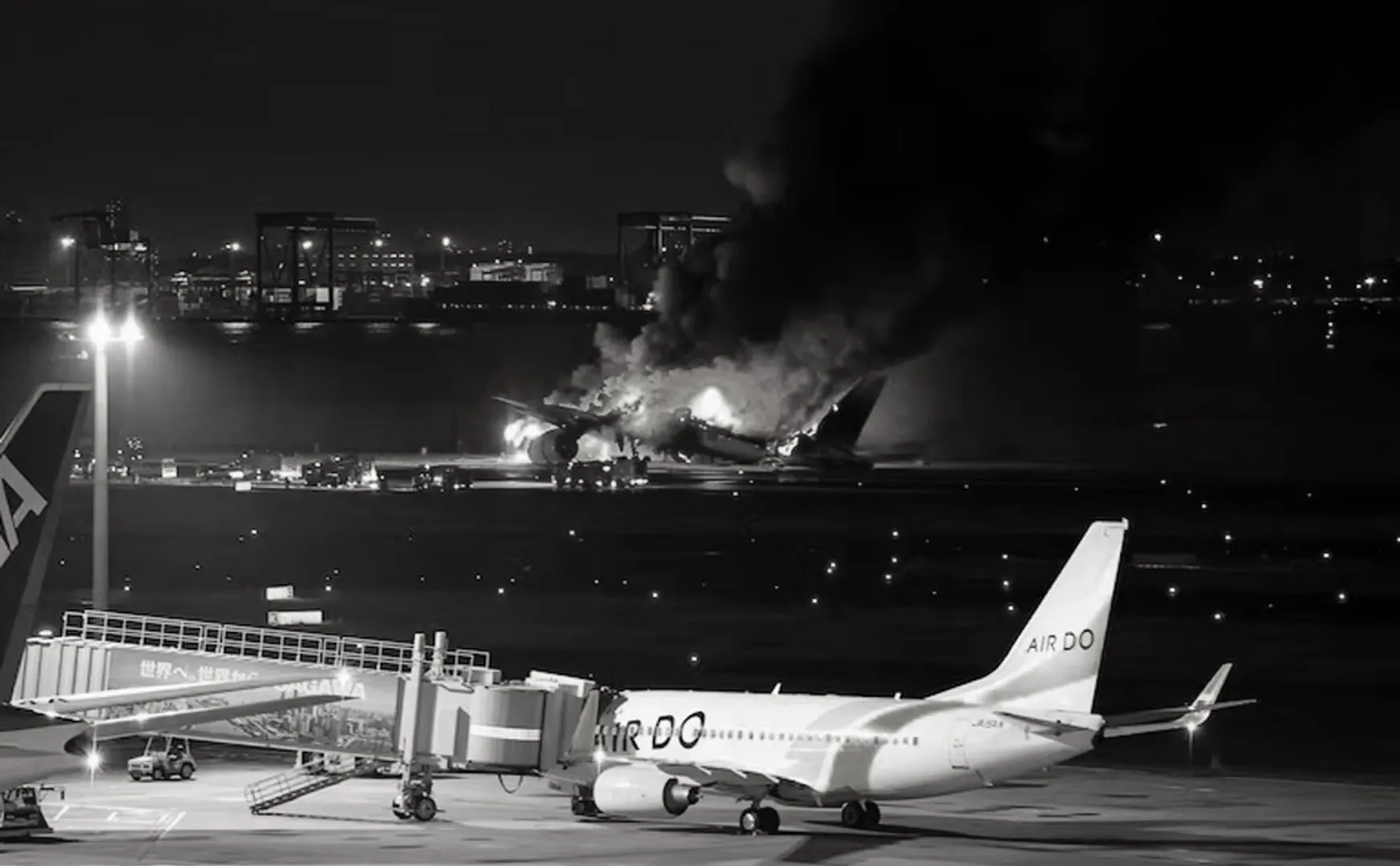 The plane suddenly caught fire on the runway in japan