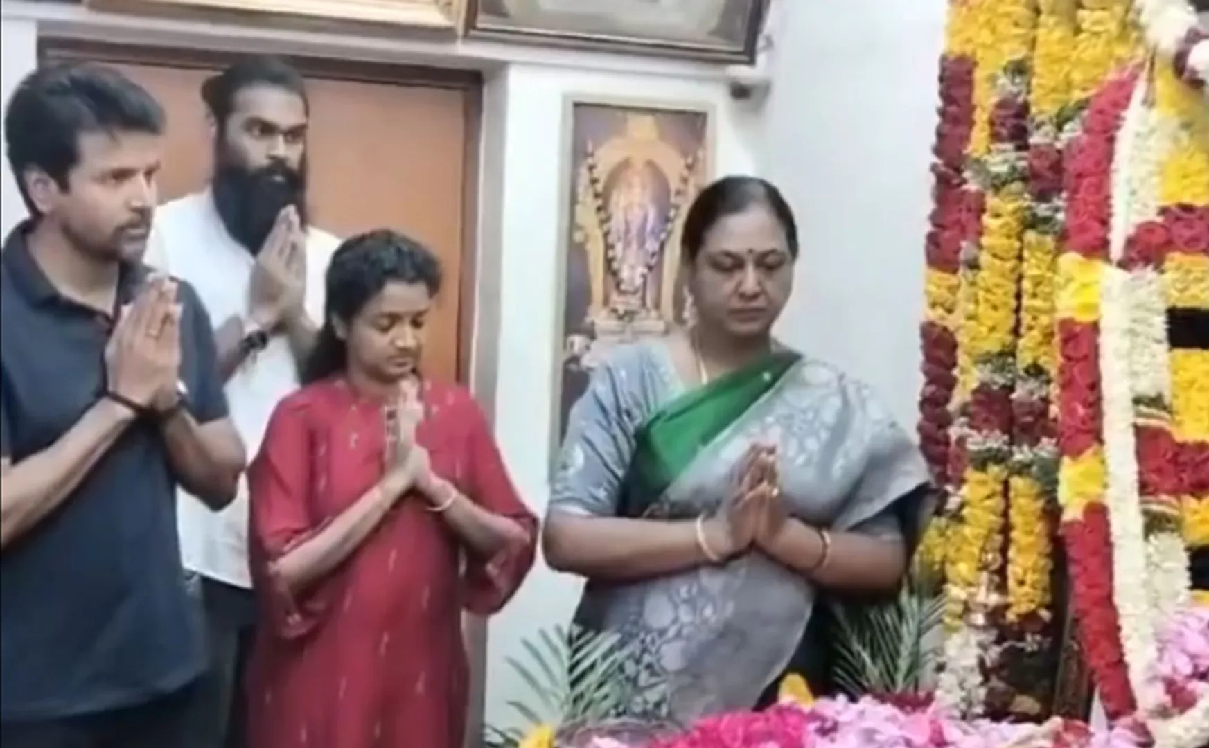 sivakarthikeyan pays tribute to vijayakanth 