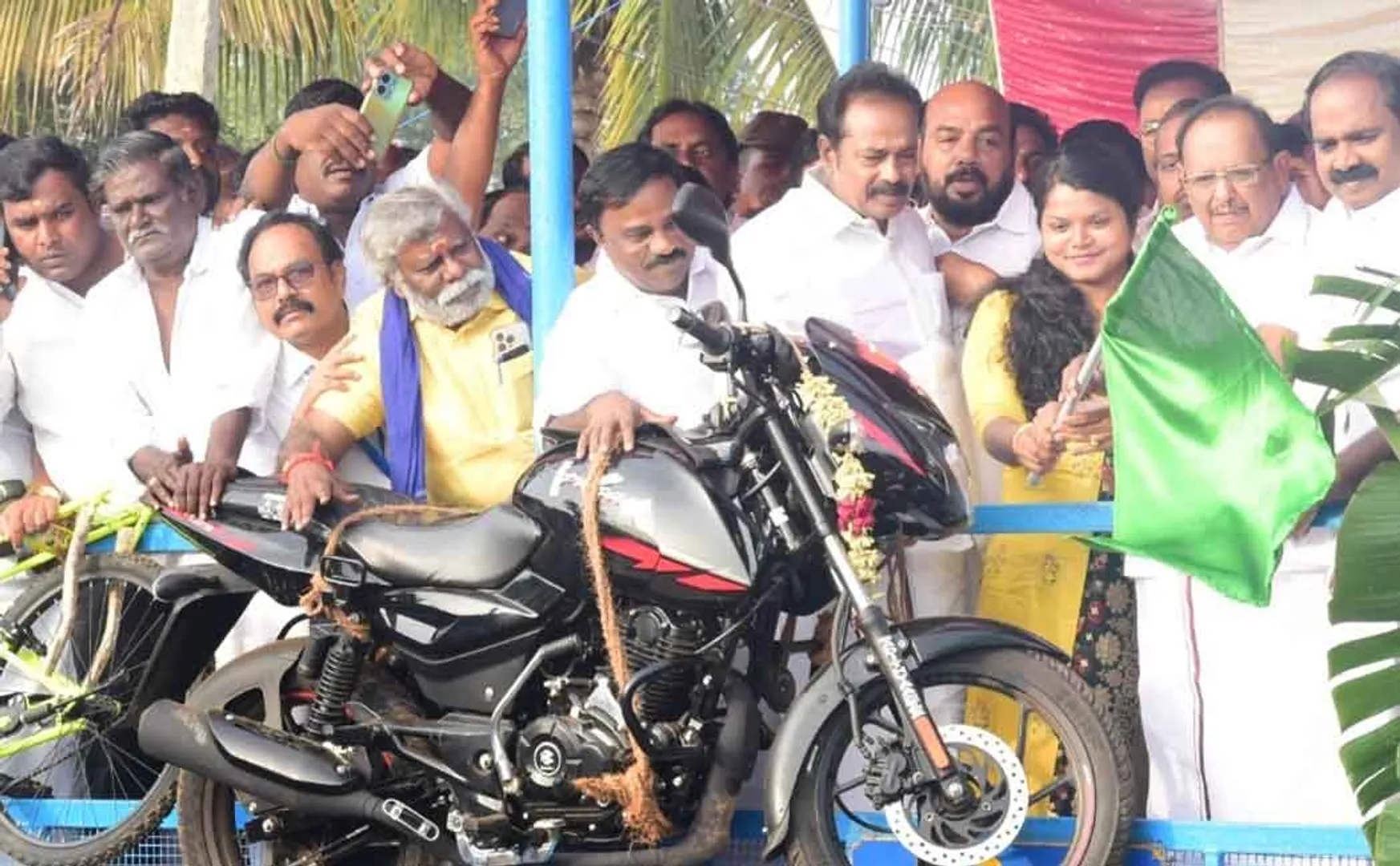 Tamil Nadu's first Jallikattu! Ministers who started by waving the flag!