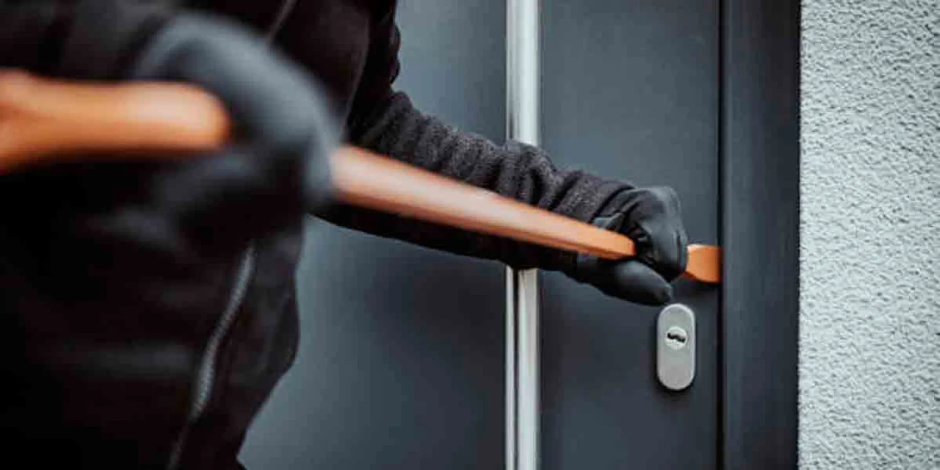 1.40 lakh stolen by breaking the door of a financial institution; One arrested