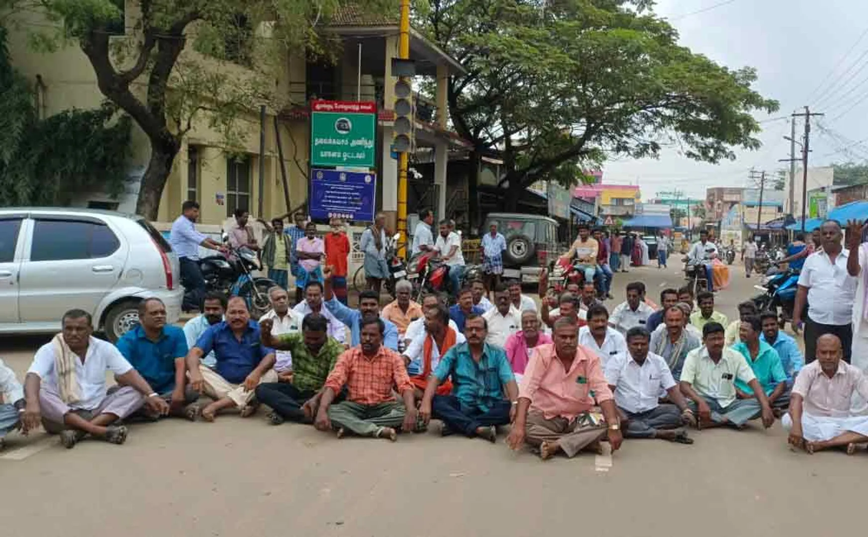 government transport workers who blocked the road were arrested 