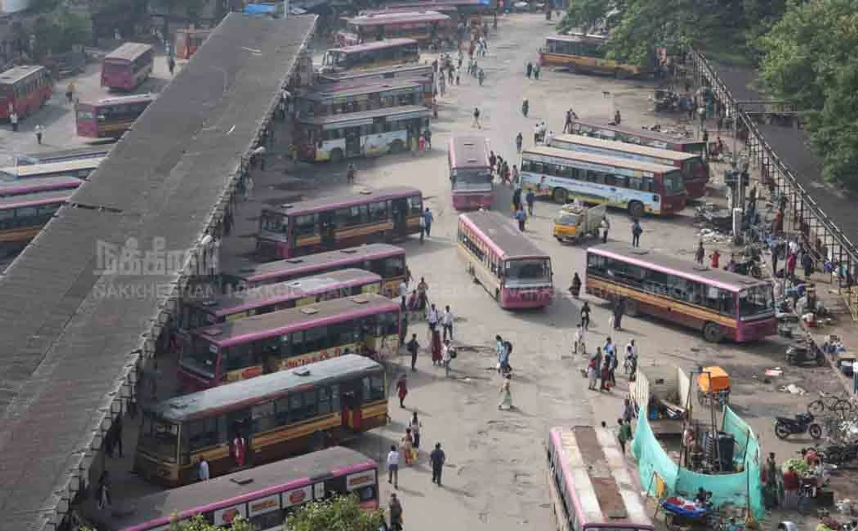 Police gathering in front of Pallavan's house!