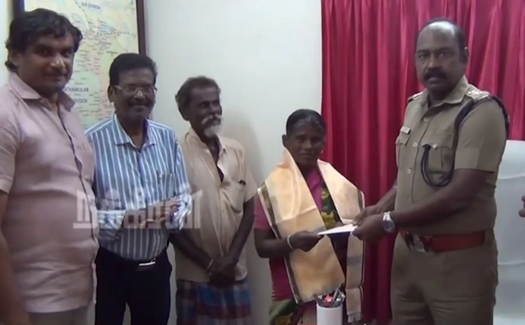 DSP praises the old woman who found the missing jewel