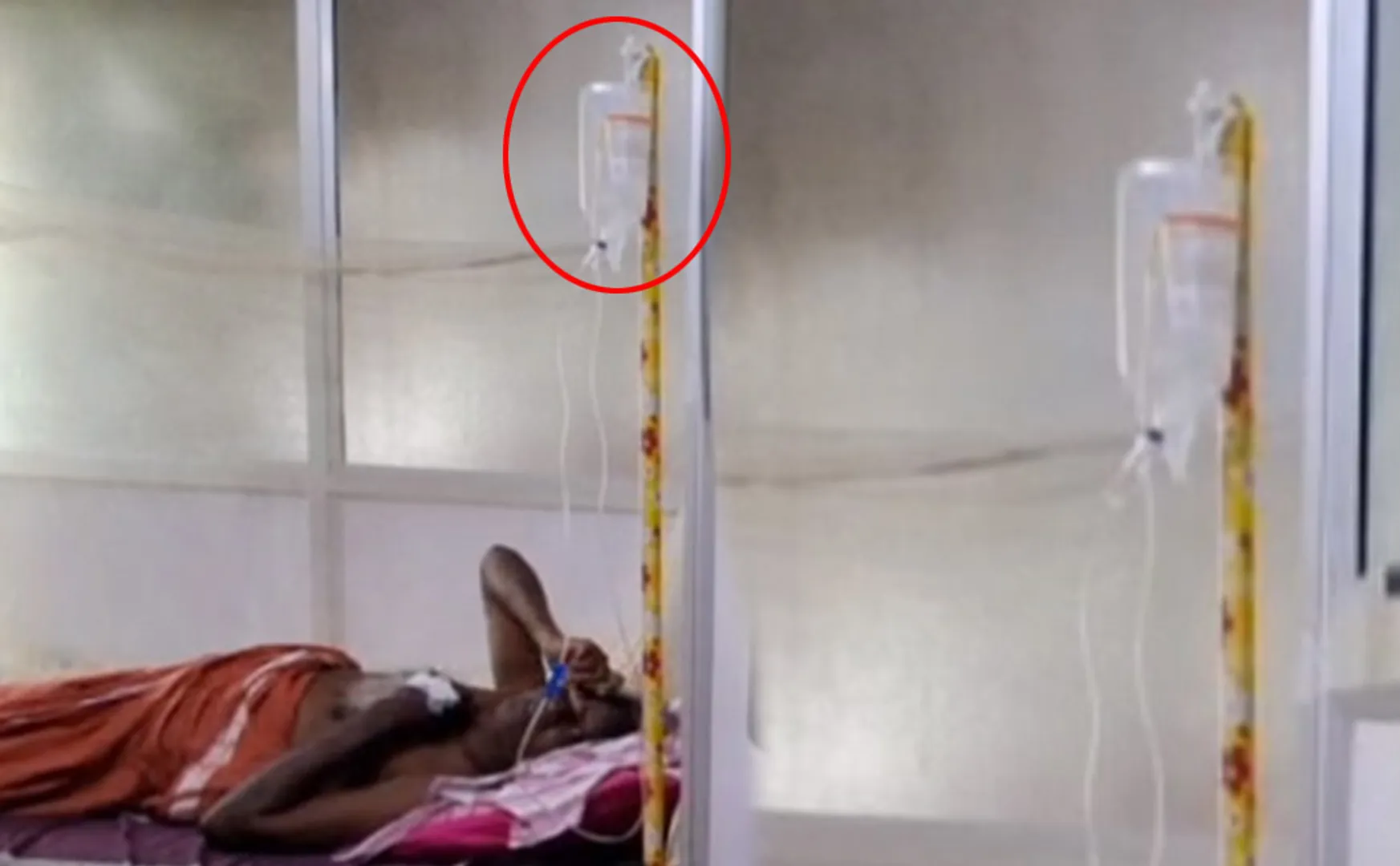 Kanchipuram Govt Hospital Treat patient with a glucose bottle on a mop stick