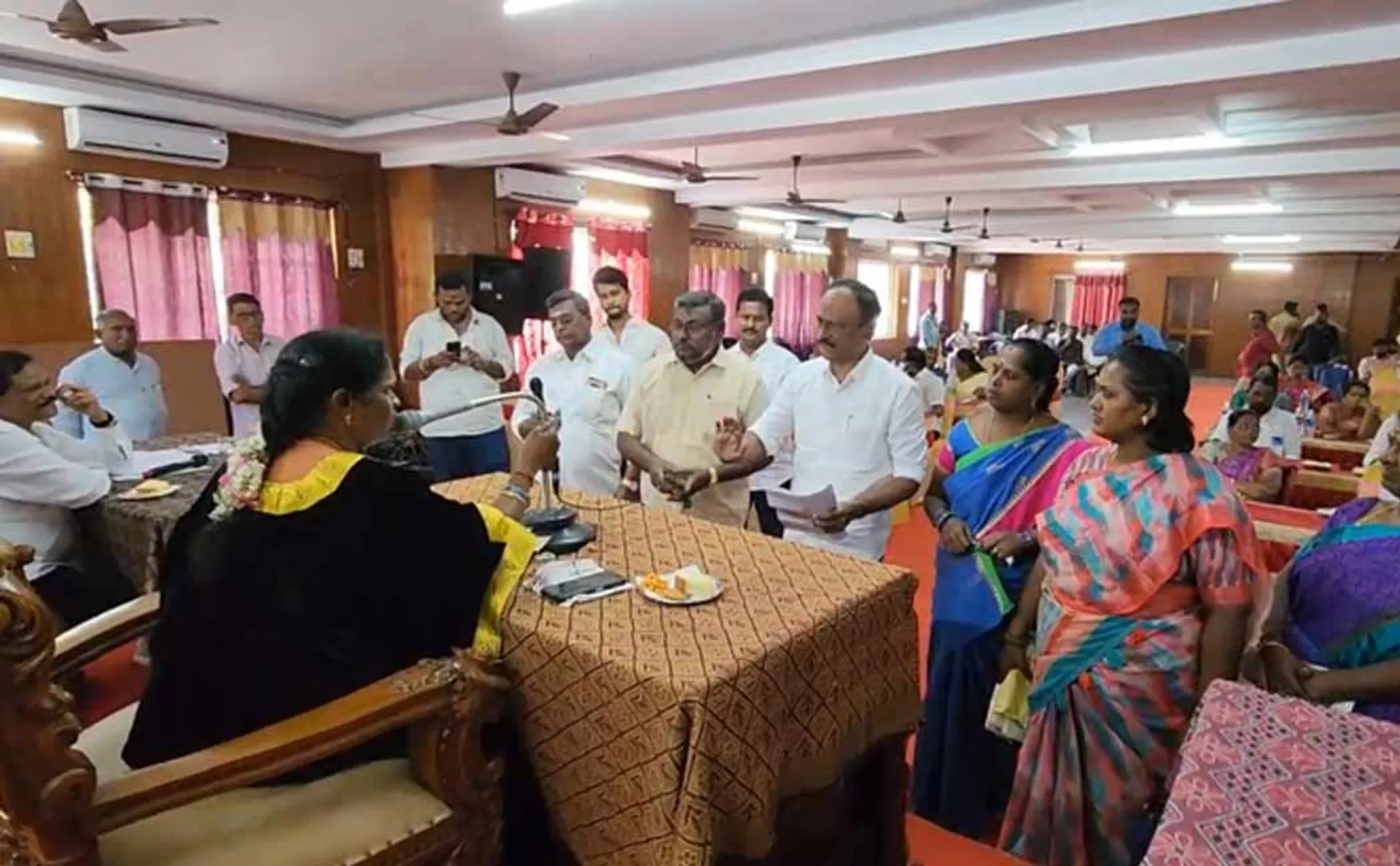 Cuddalore mayor sundari raja apologized to DMK councillor 