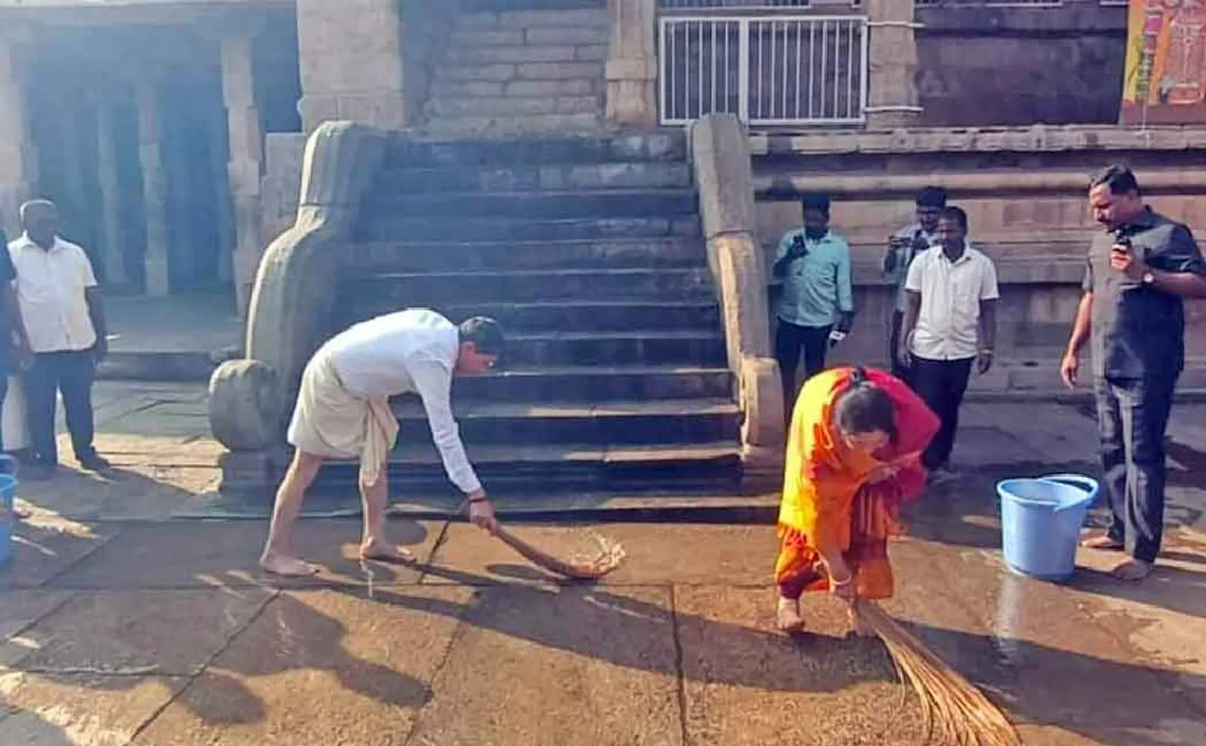 Governor R.N.  Ravi was involved in the cleaning of the holy place.