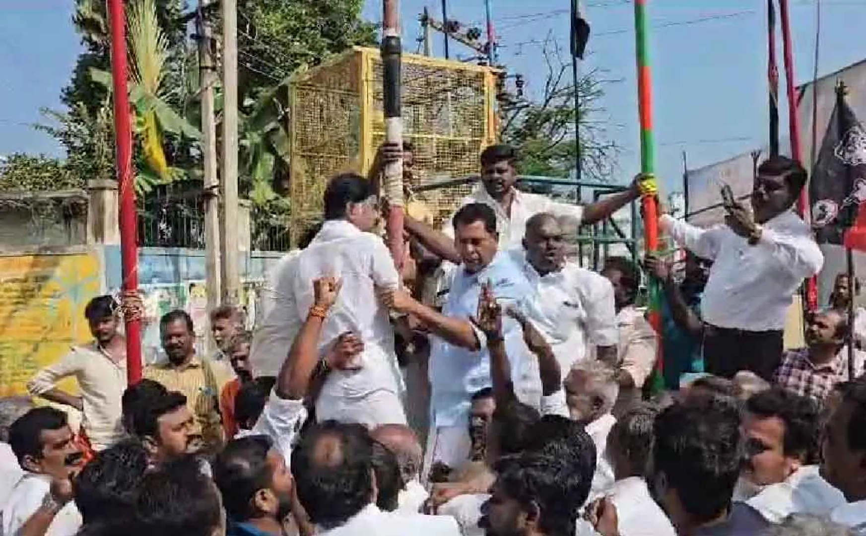 Clash between OPS-EPS parties on hoisting AIADMK flag!