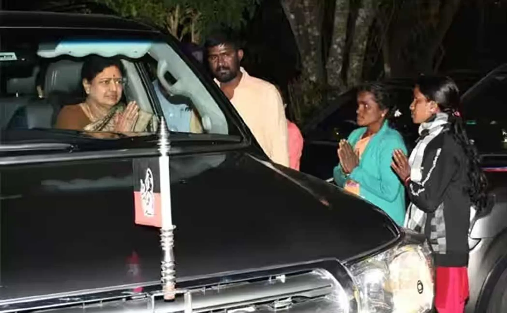 Sasikala's visit to Kodanad estate creates excitement