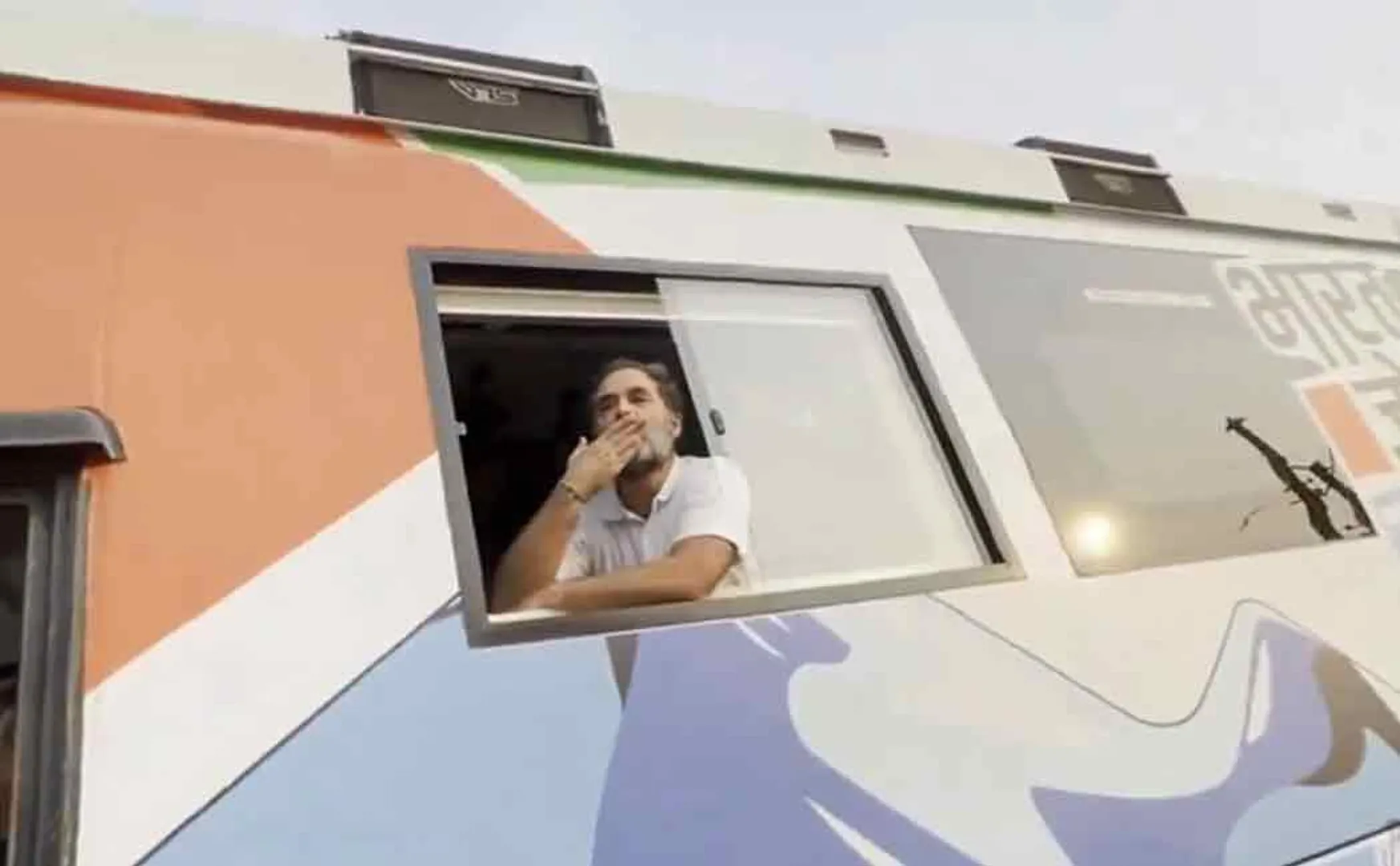 Rahul Gandhi showered love towards the struglerers