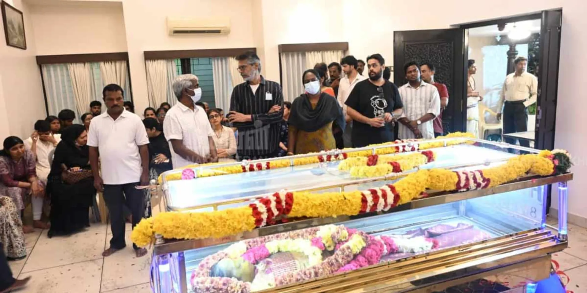  Celebrities Pay Tribute to Bhavadharini's Body (Photos)