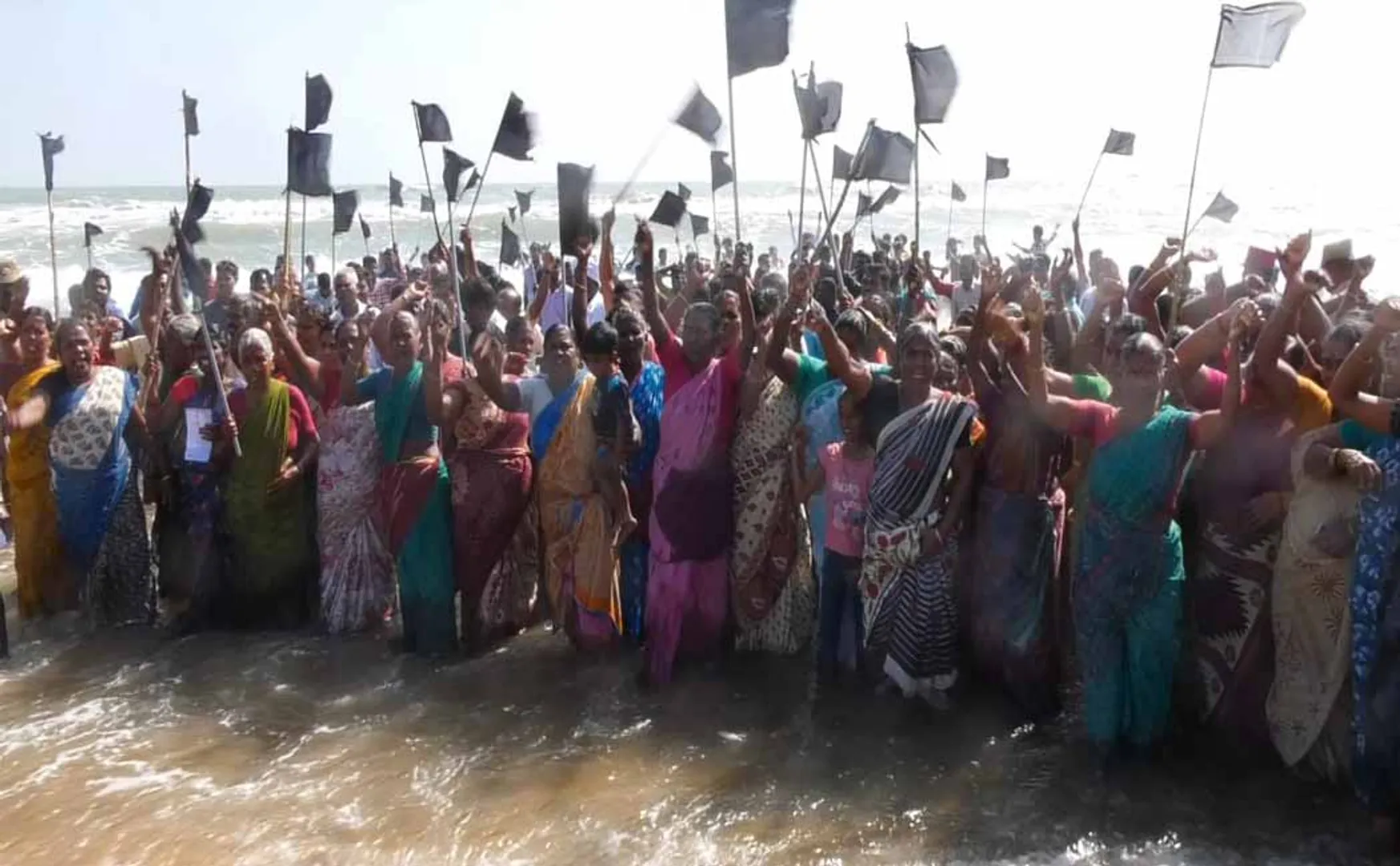 Fishermen went into the sea to struggle to fulfill their demands