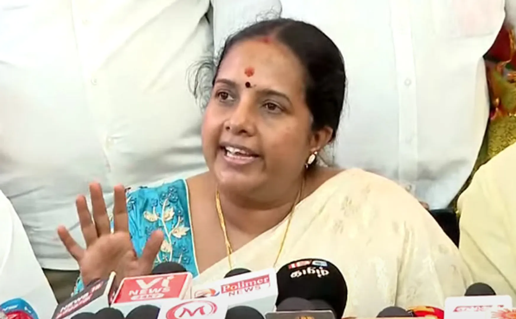 vanathi srinivasan about rajini sanghi issue 