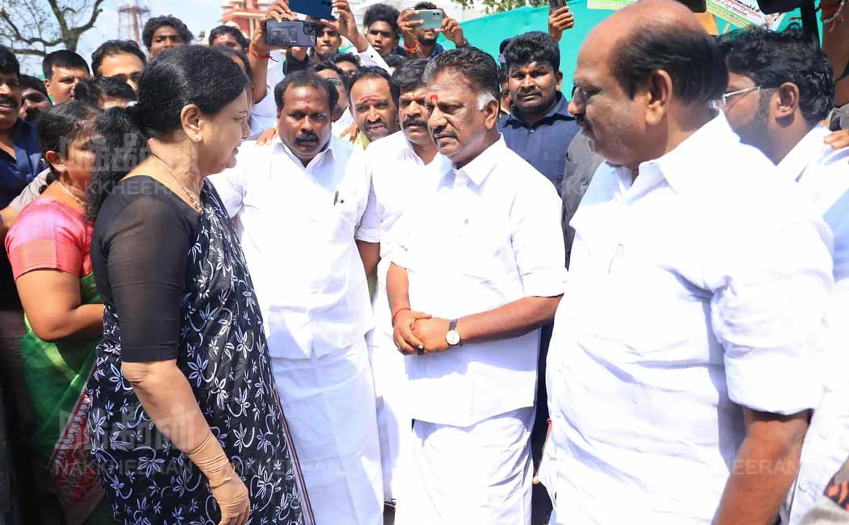 O. Panneerselvam - Sasikala sudden meeting
