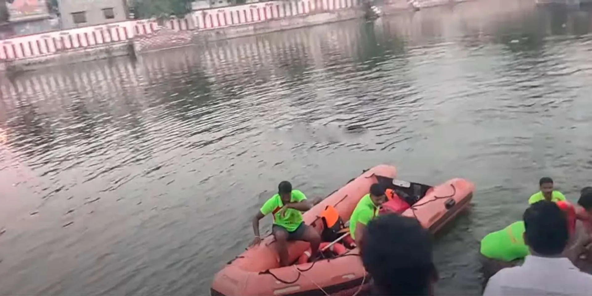 A person drowned in a temple pool; The action of the wife that caused the tragedy