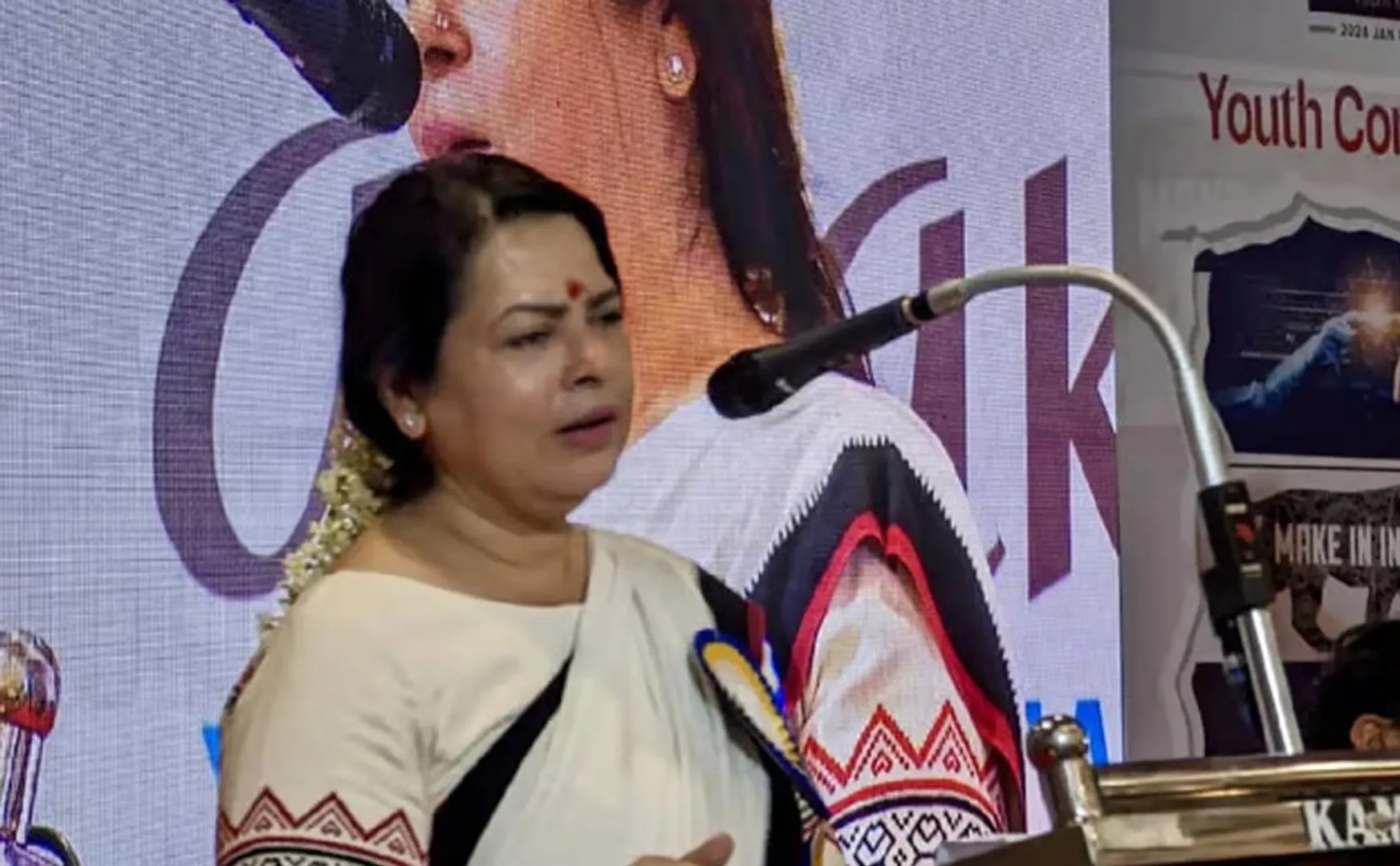 the central minister reprimanded the young woman for not say Bharat mata ki jai