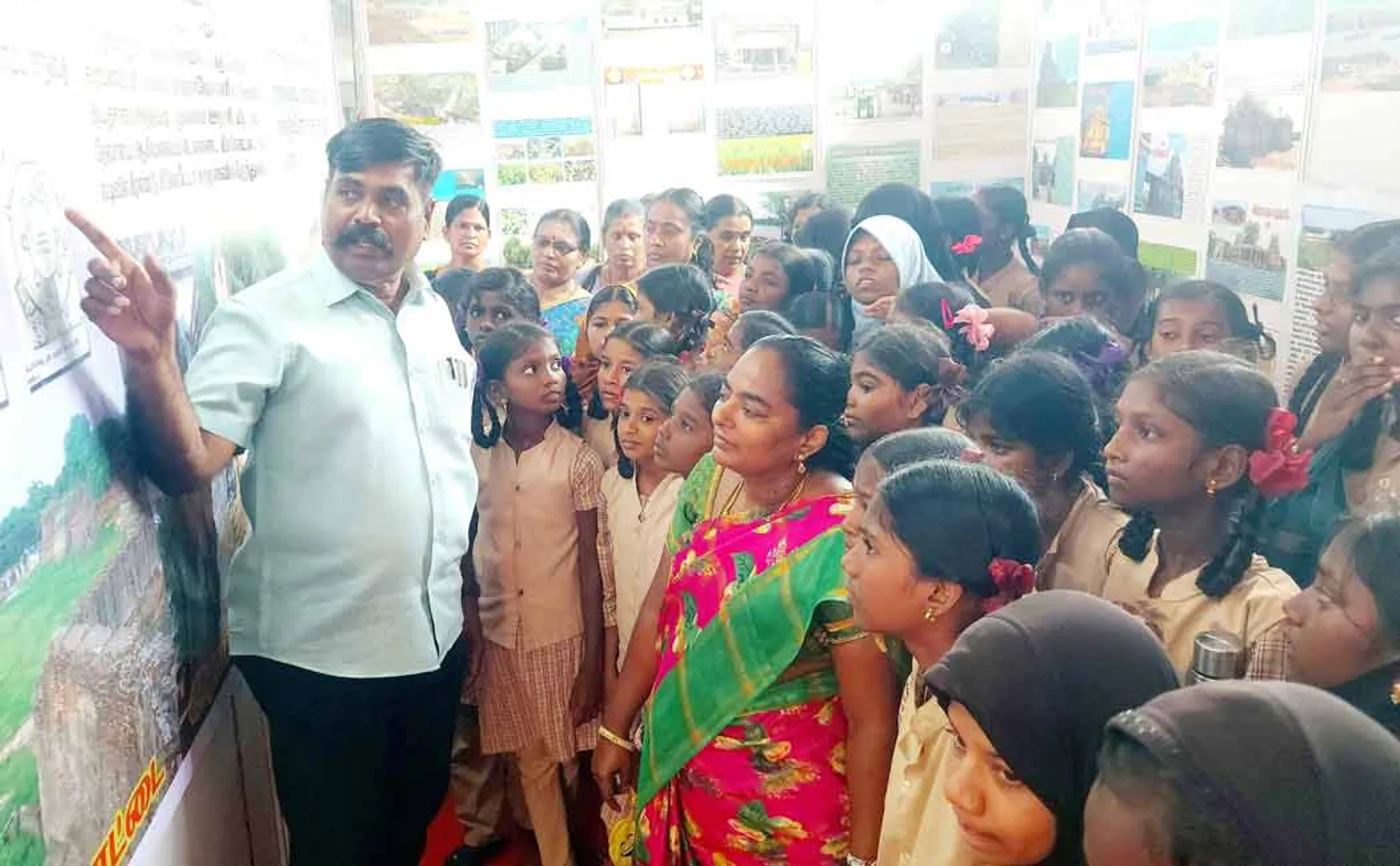 Historical Trails Photo Exhibition that pique the interest of students
