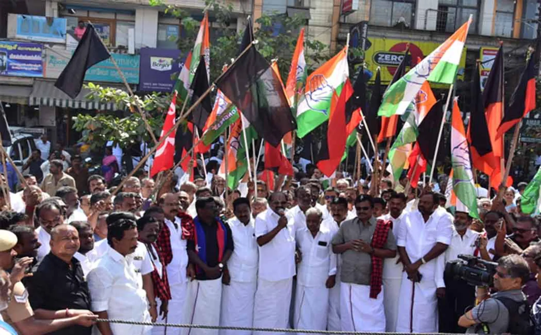 Governor Ravi in Theni by DMK alliance parties showing black flag 